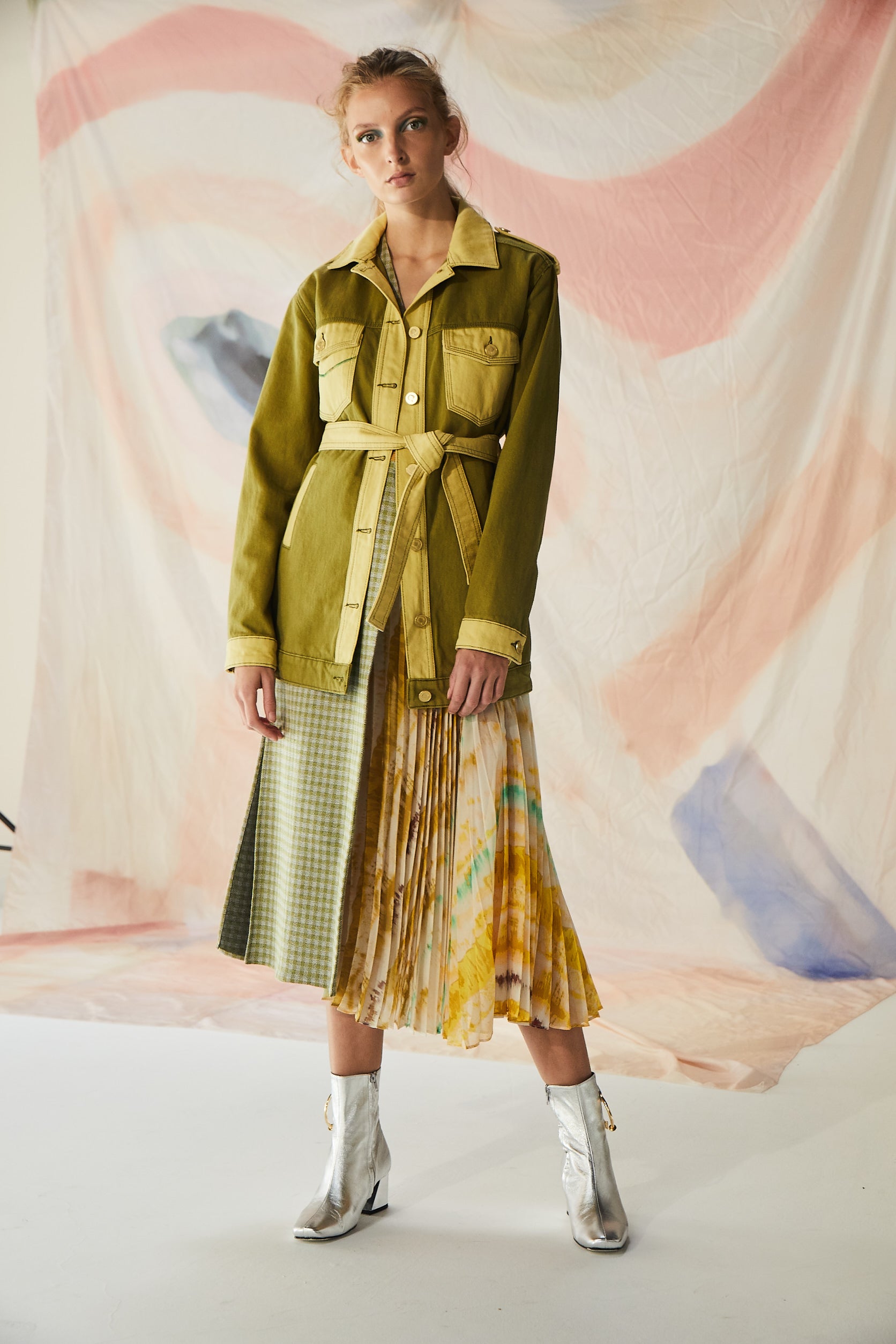 Dügme Detaylı Kuşaklı Trençkot Ceket