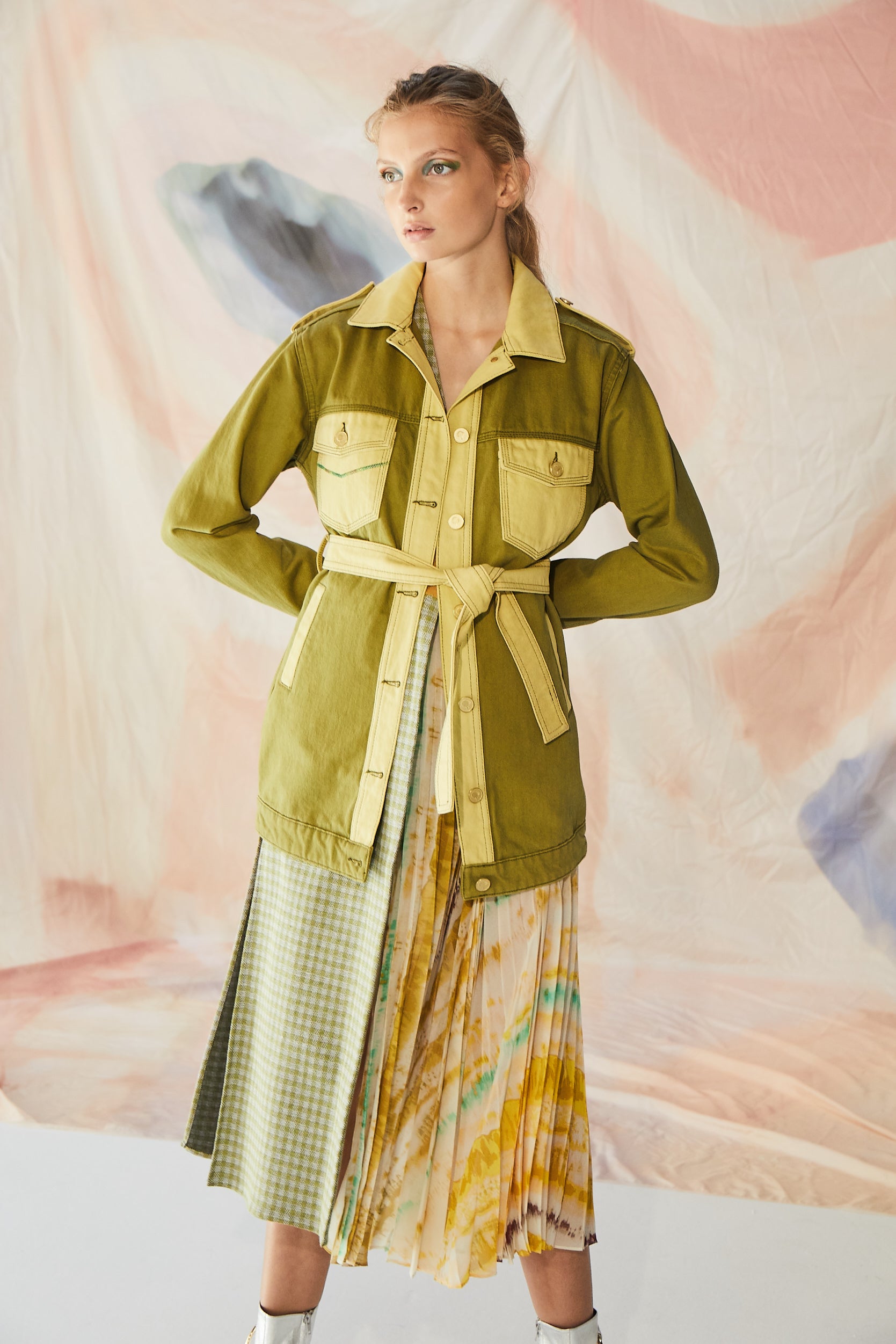 Dügme Detaylı Kuşaklı Trençkot Ceket