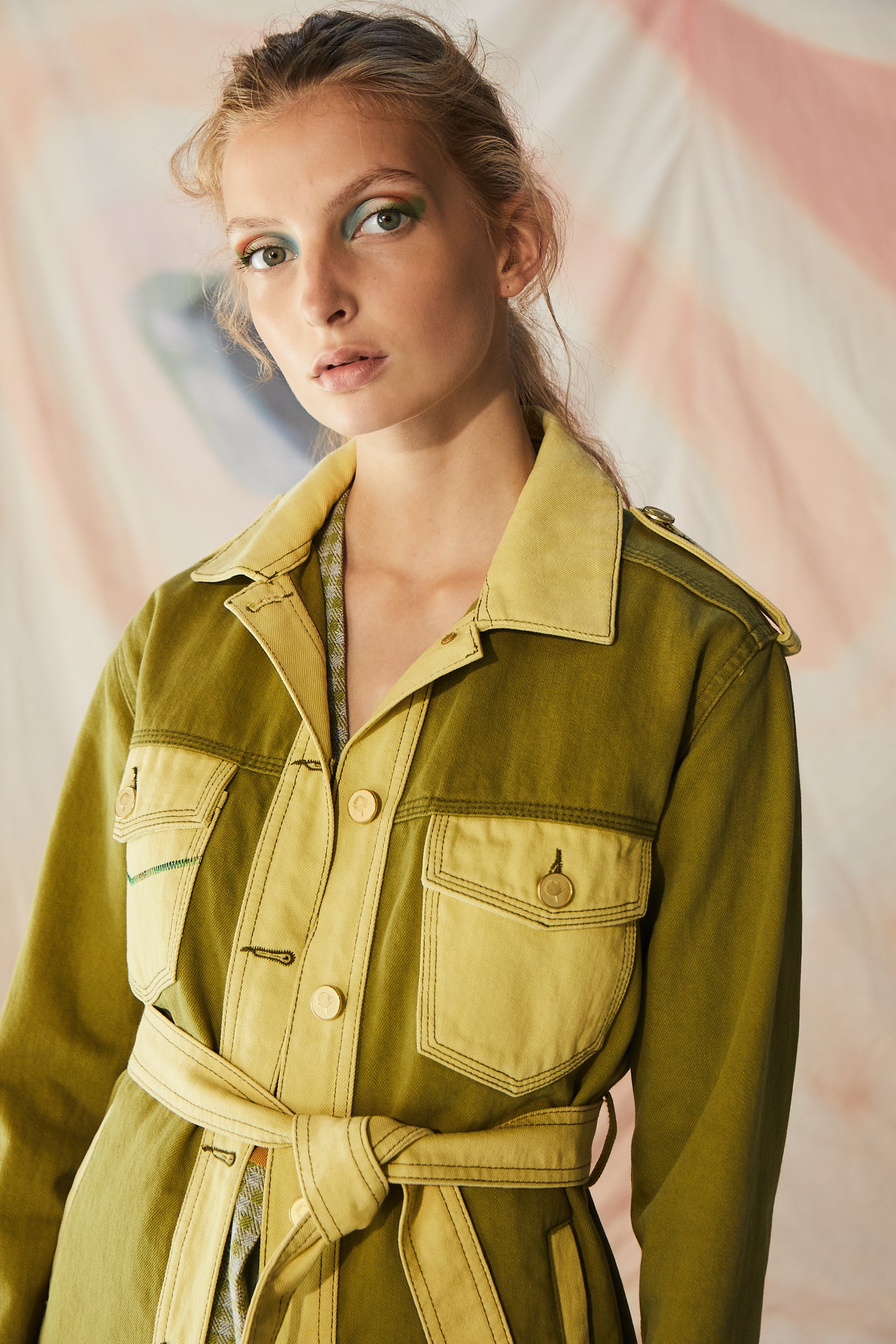 Dügme Detaylı Kuşaklı Trençkot Ceket