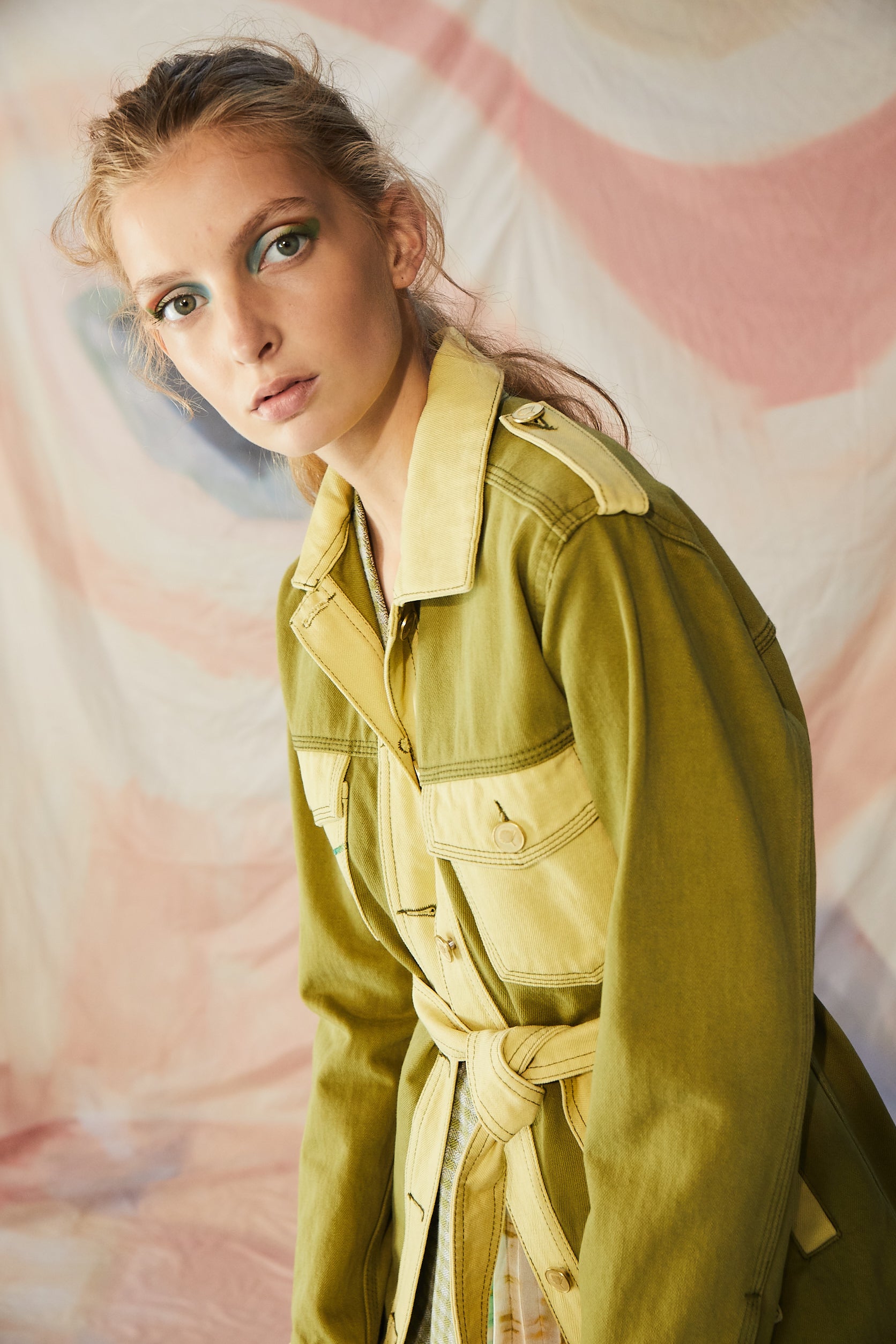 Dügme Detaylı Kuşaklı Trençkot Ceket