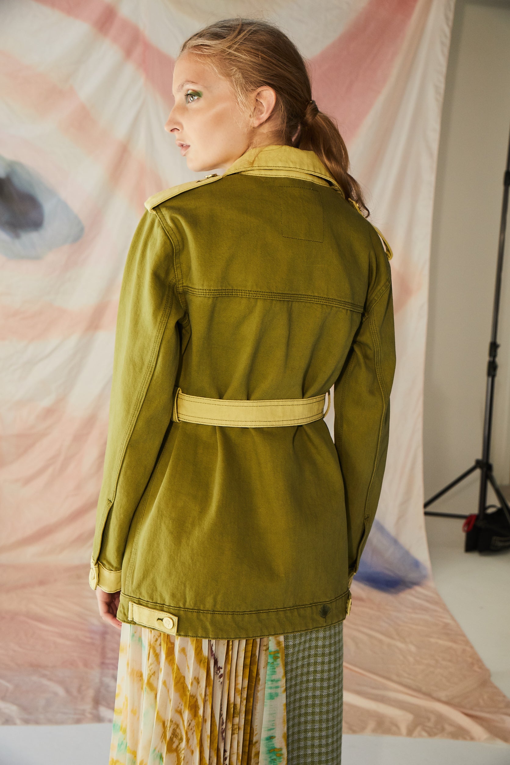 Dügme Detaylı Kuşaklı Trençkot Ceket