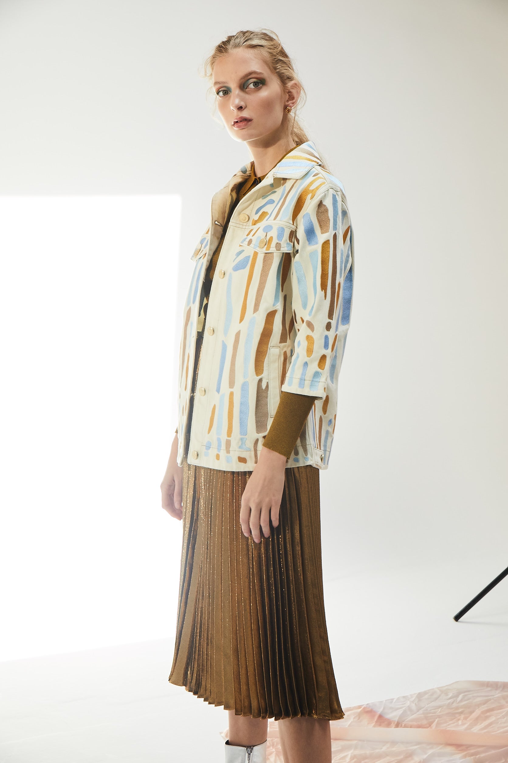 Ön Ve Arka Mavi-Sarı Geometrik Nakışlı Ceket