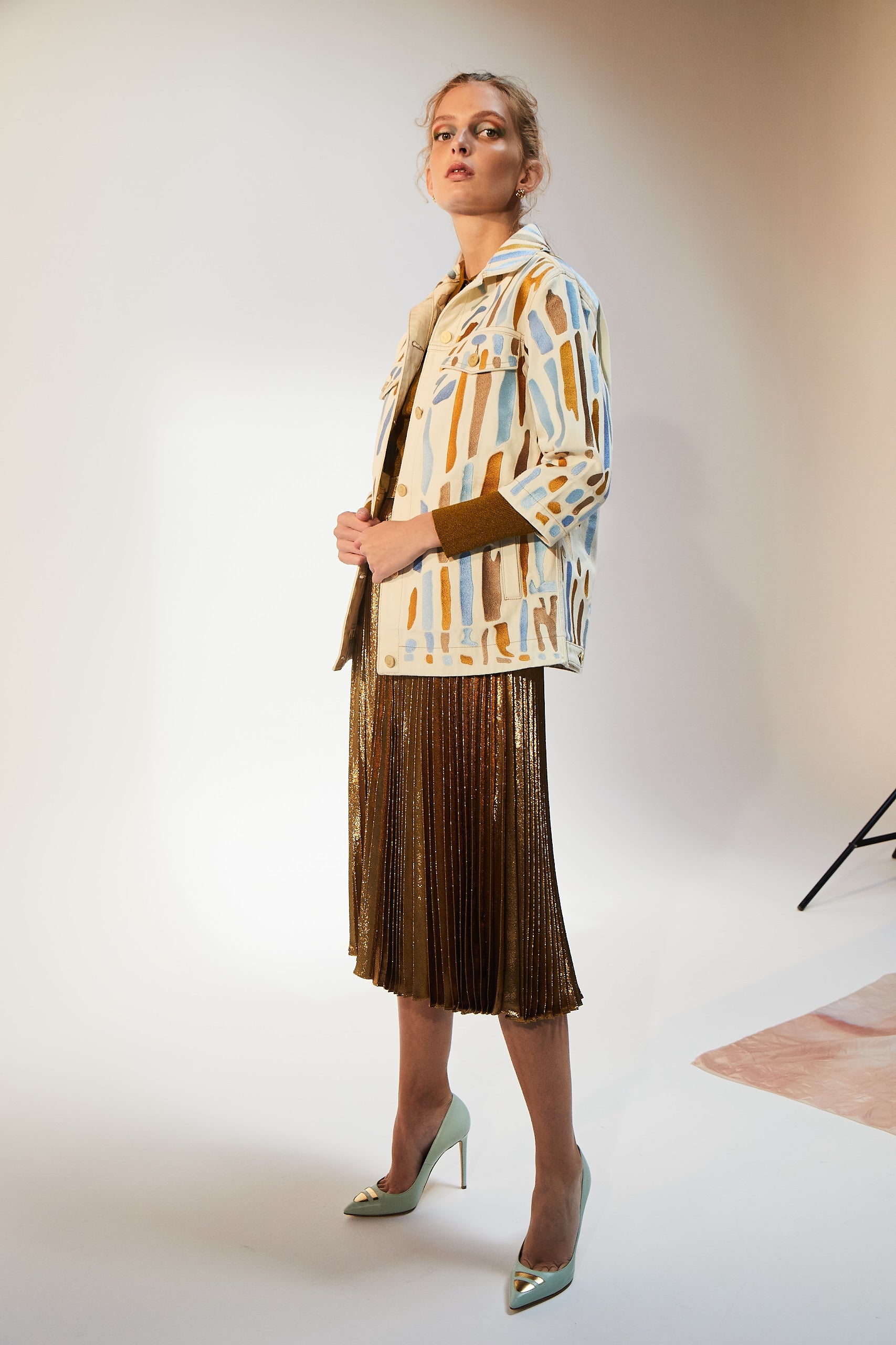 Ön Ve Arka Mavi-Sarı Geometrik Nakışlı Ceket