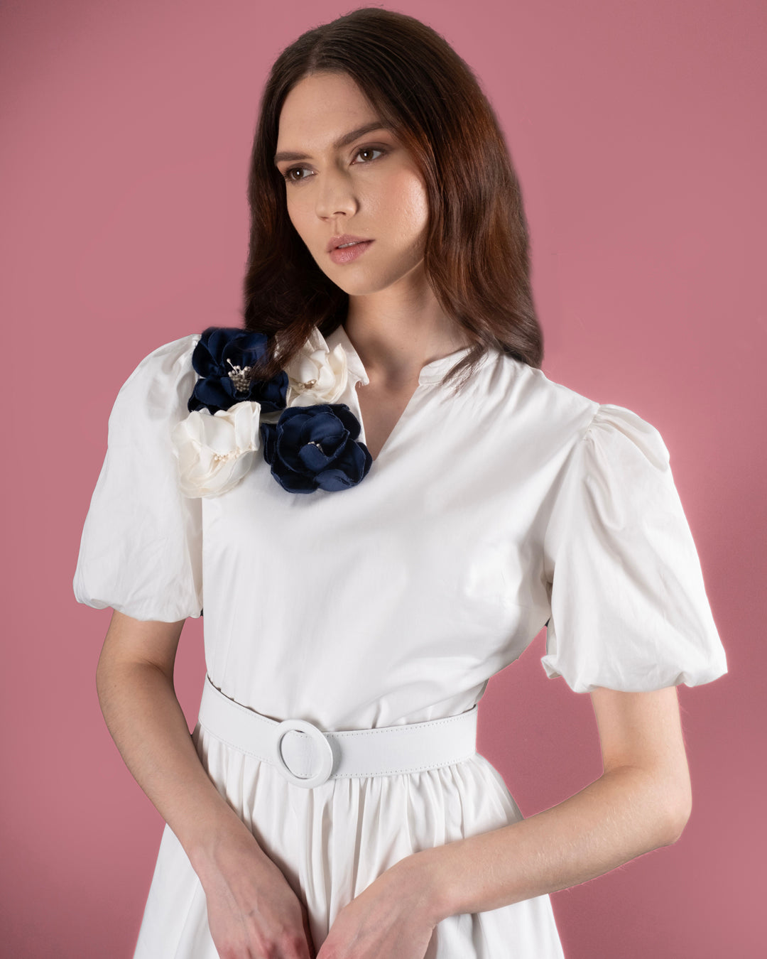 Omzu Çiçek İşlemeli Kısa Kol Kemerli Elbise