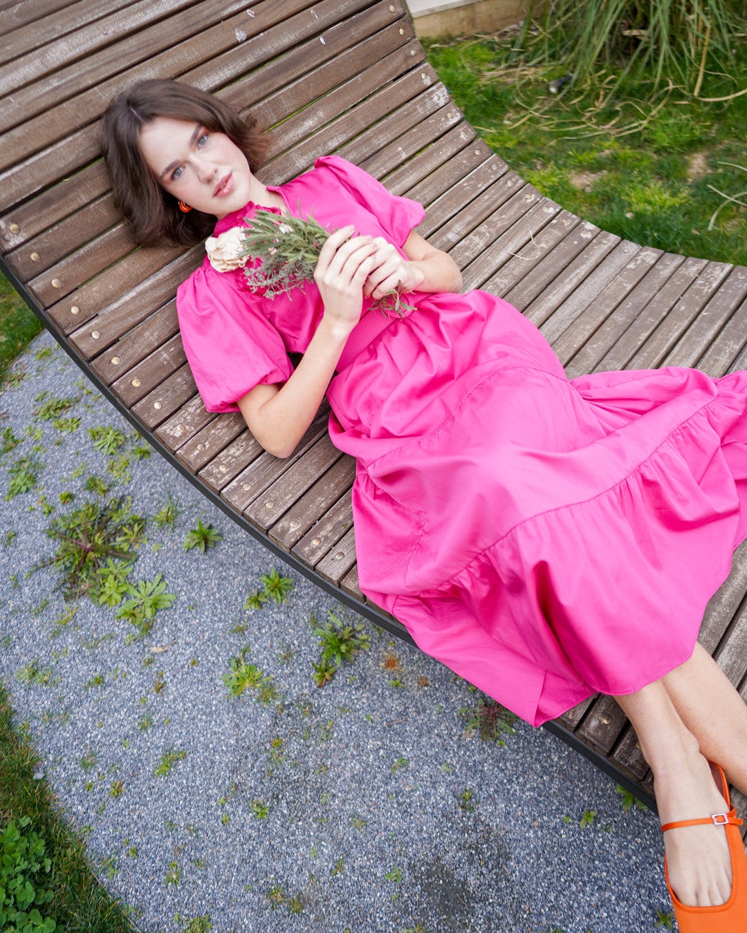 Omzu Çiçek İşlemeli Kısa Kol Kemerli Elbise