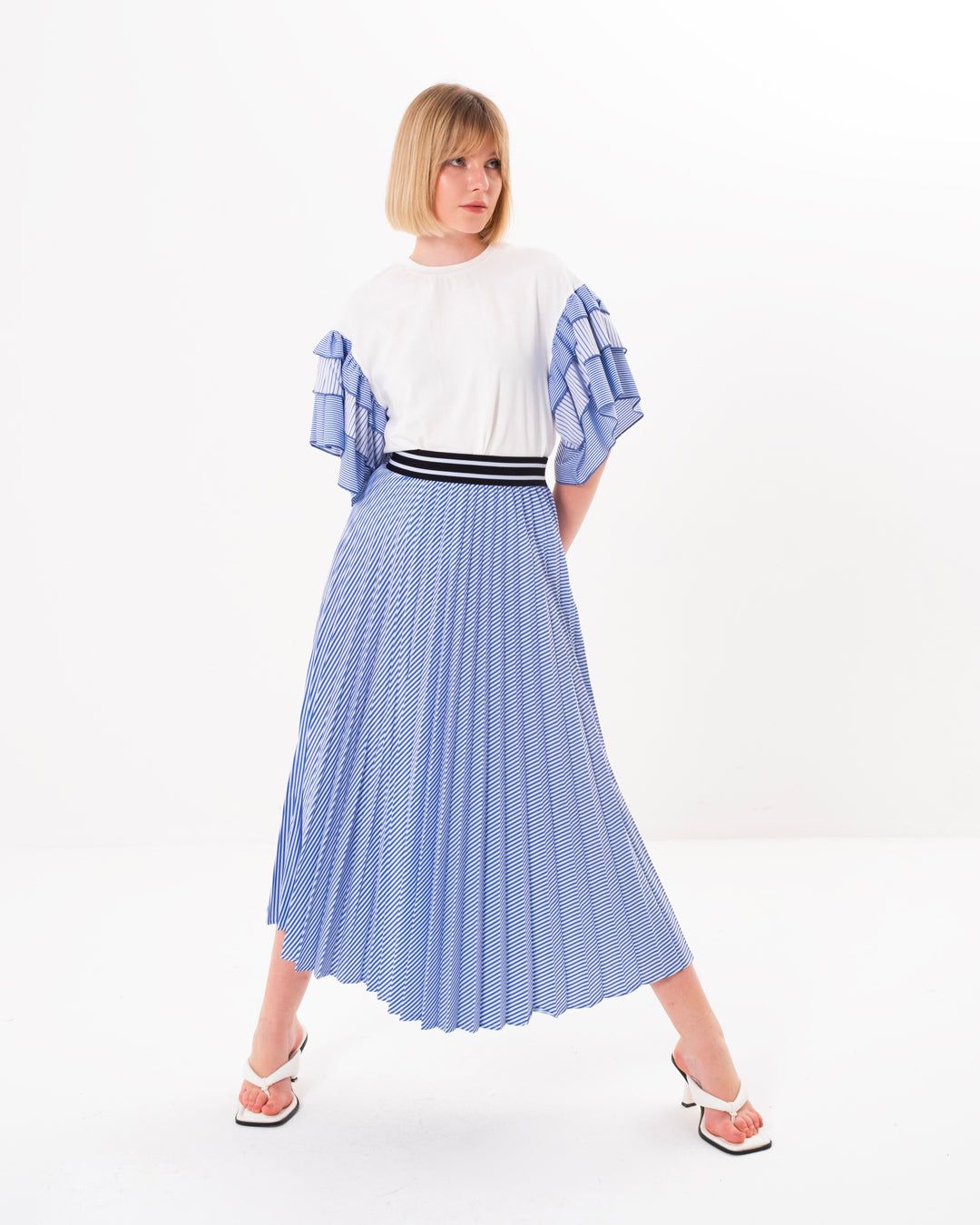 Yuvarlak Yaka Kolları Fırfırlı Bluz - Etek Takım