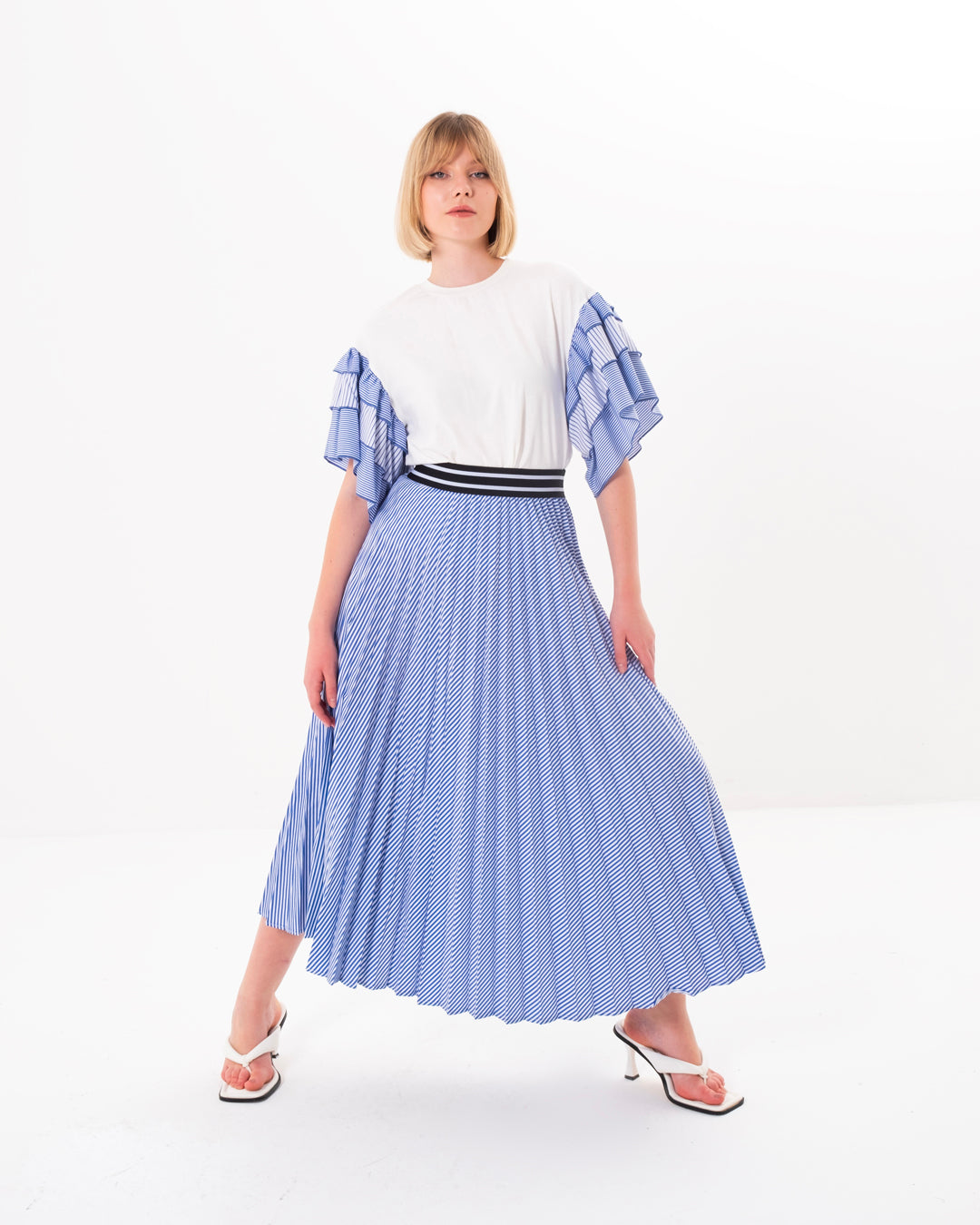 Yuvarlak Yaka Kolları Fırfırlı Bluz - Etek Takım