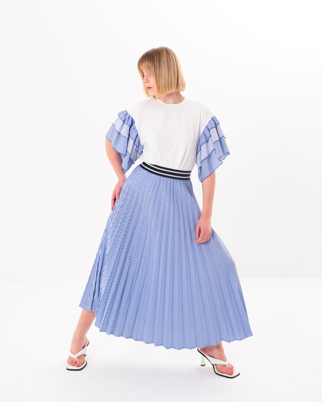 Yuvarlak Yaka Kolları Fırfırlı Bluz - Etek Takım