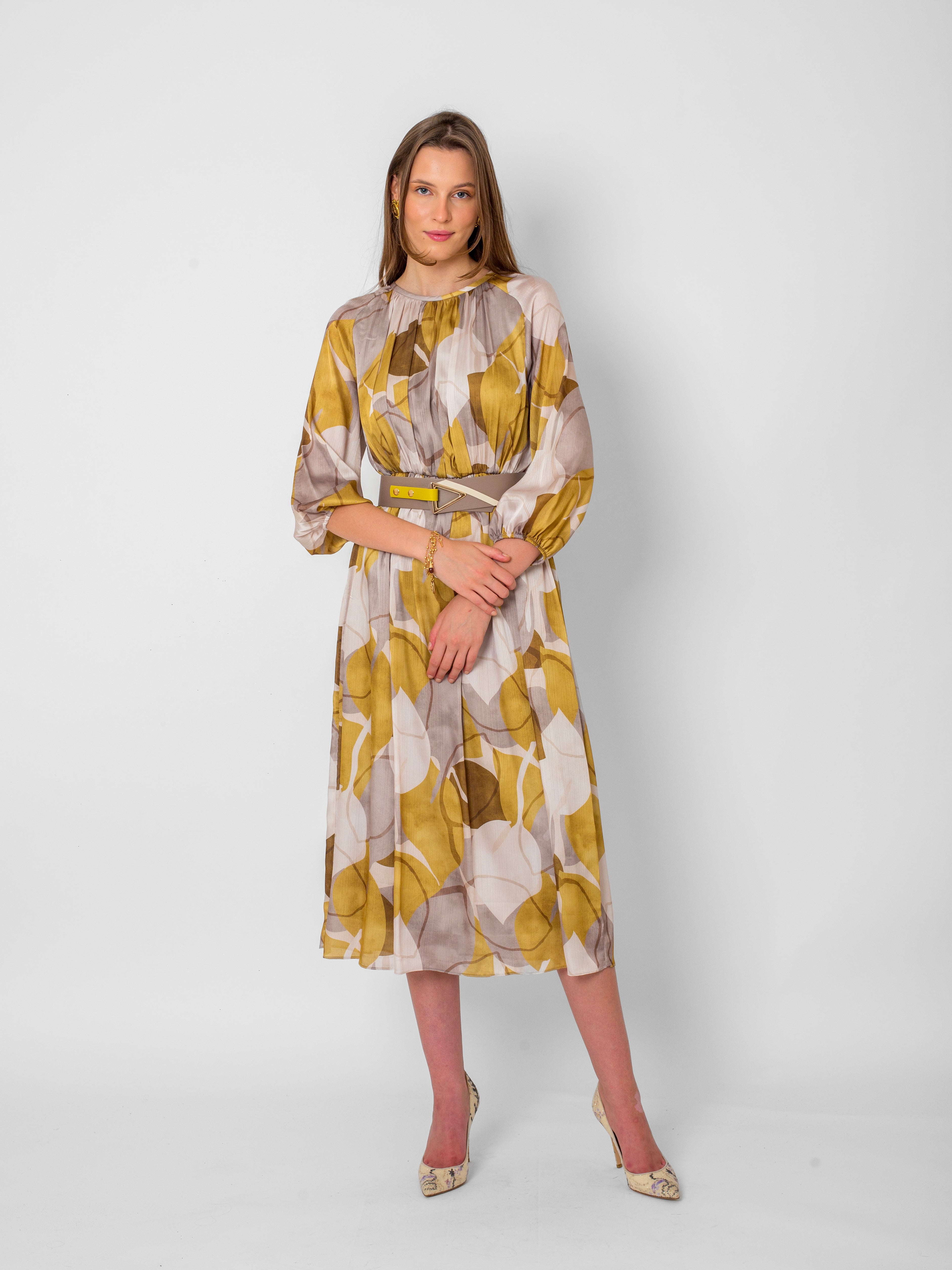 Yuvarlak Yaka Baskı Detaylı Kolları Büzgülü Kemerli Elbise