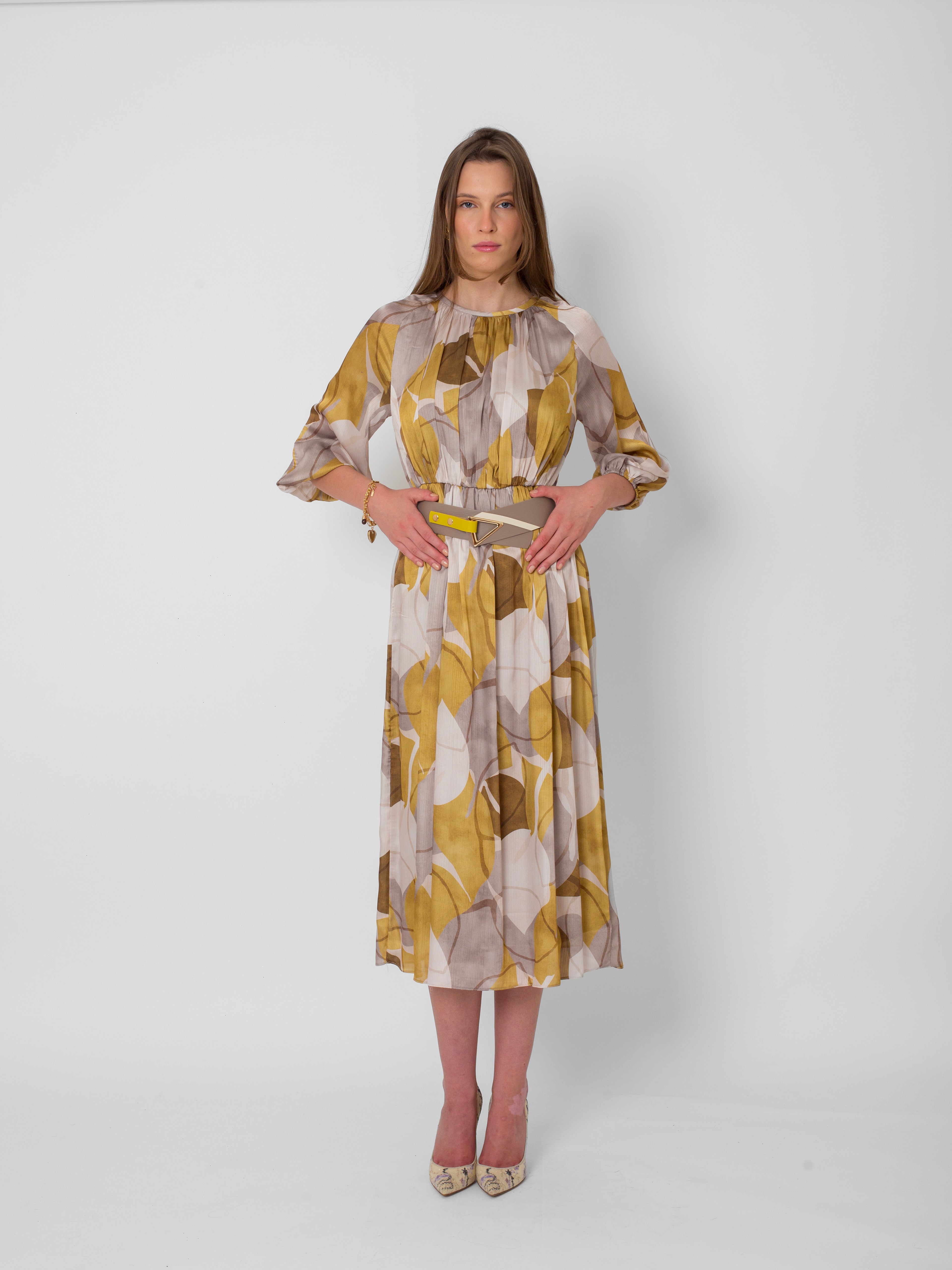 Yuvarlak Yaka Baskı Detaylı Kolları Büzgülü Kemerli Elbise