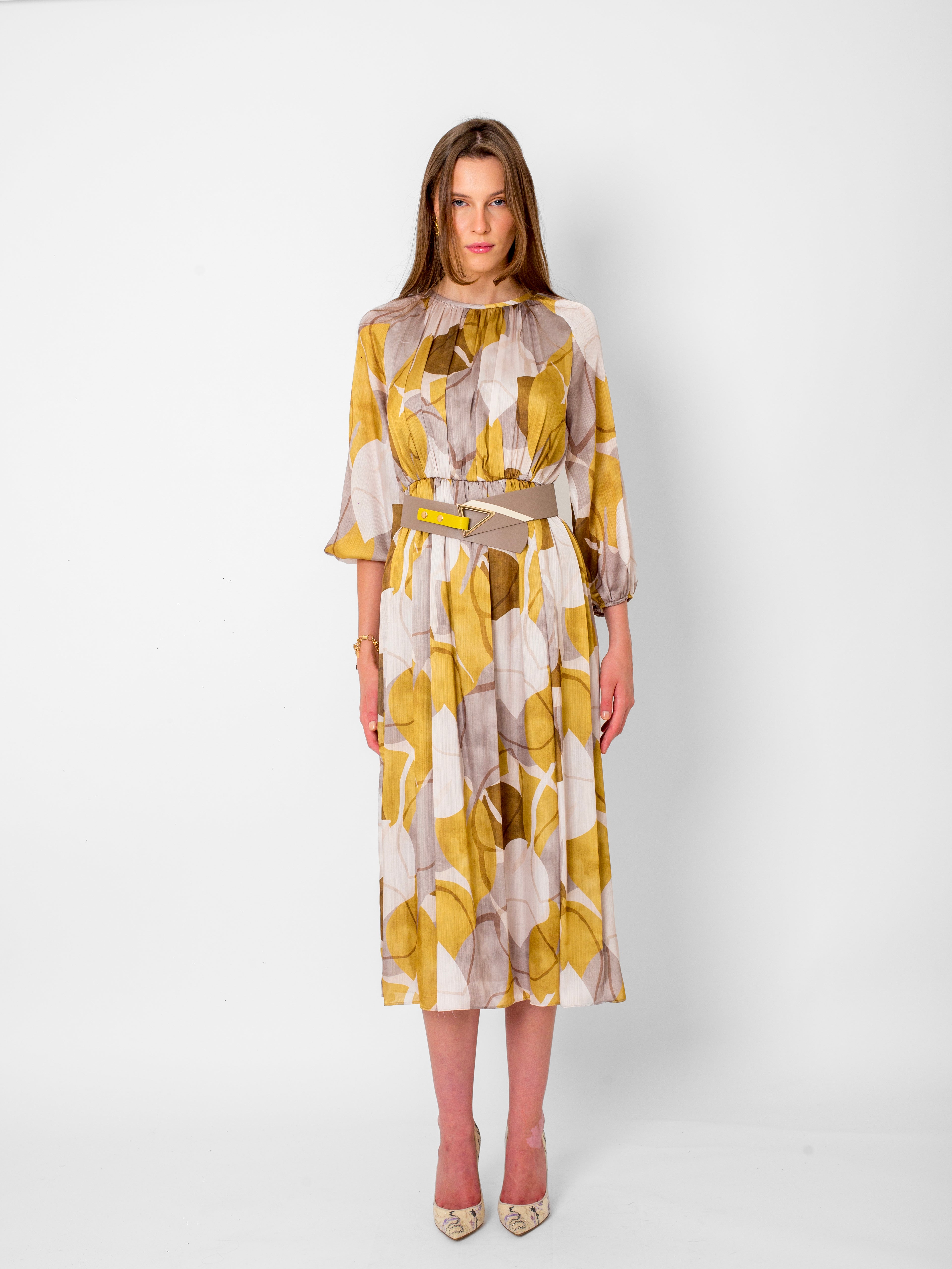 Yuvarlak Yaka Baskı Detaylı Kolları Büzgülü Kemerli Elbise