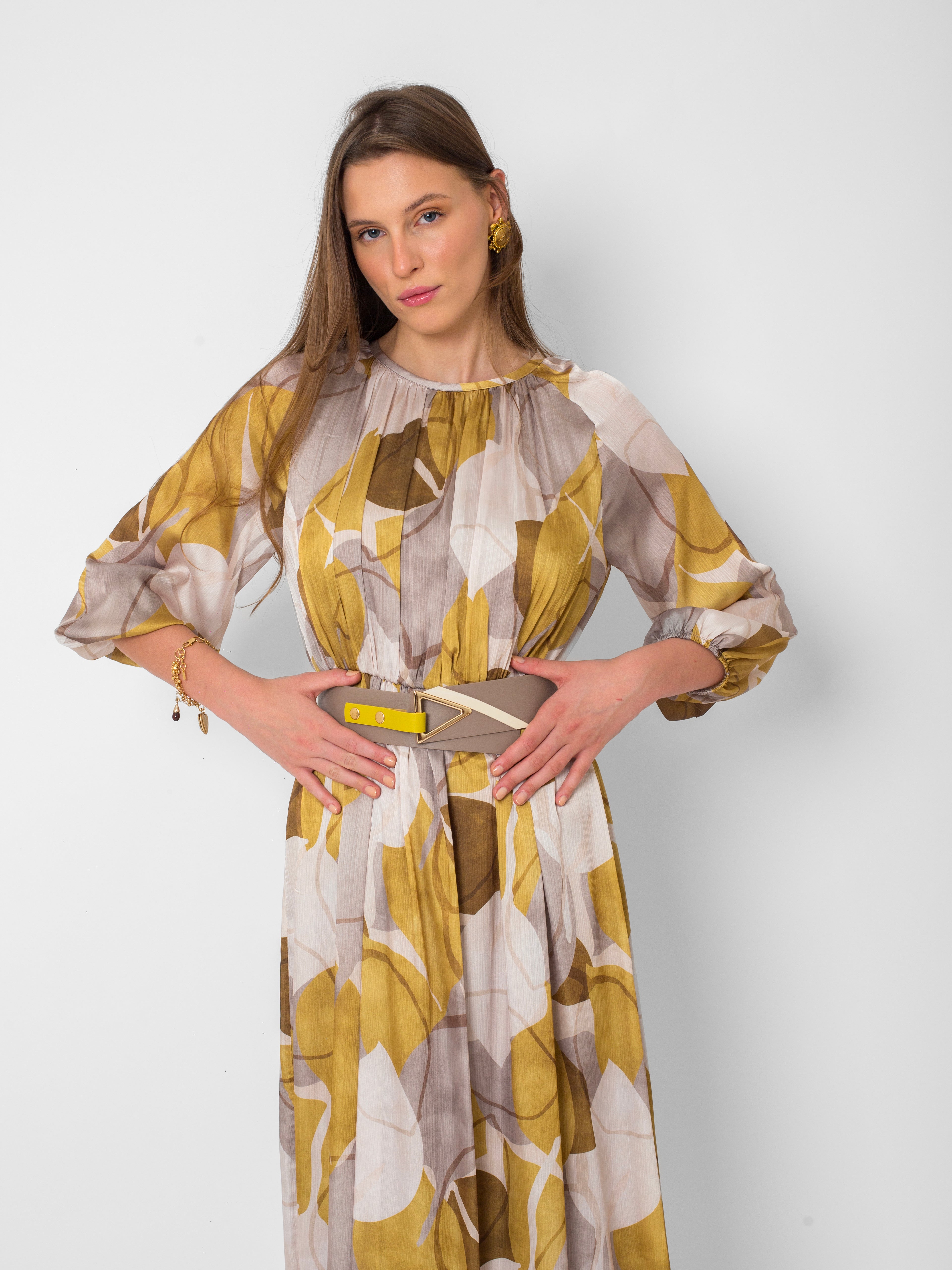 Yuvarlak Yaka Baskı Detaylı Kolları Büzgülü Kemerli Elbise