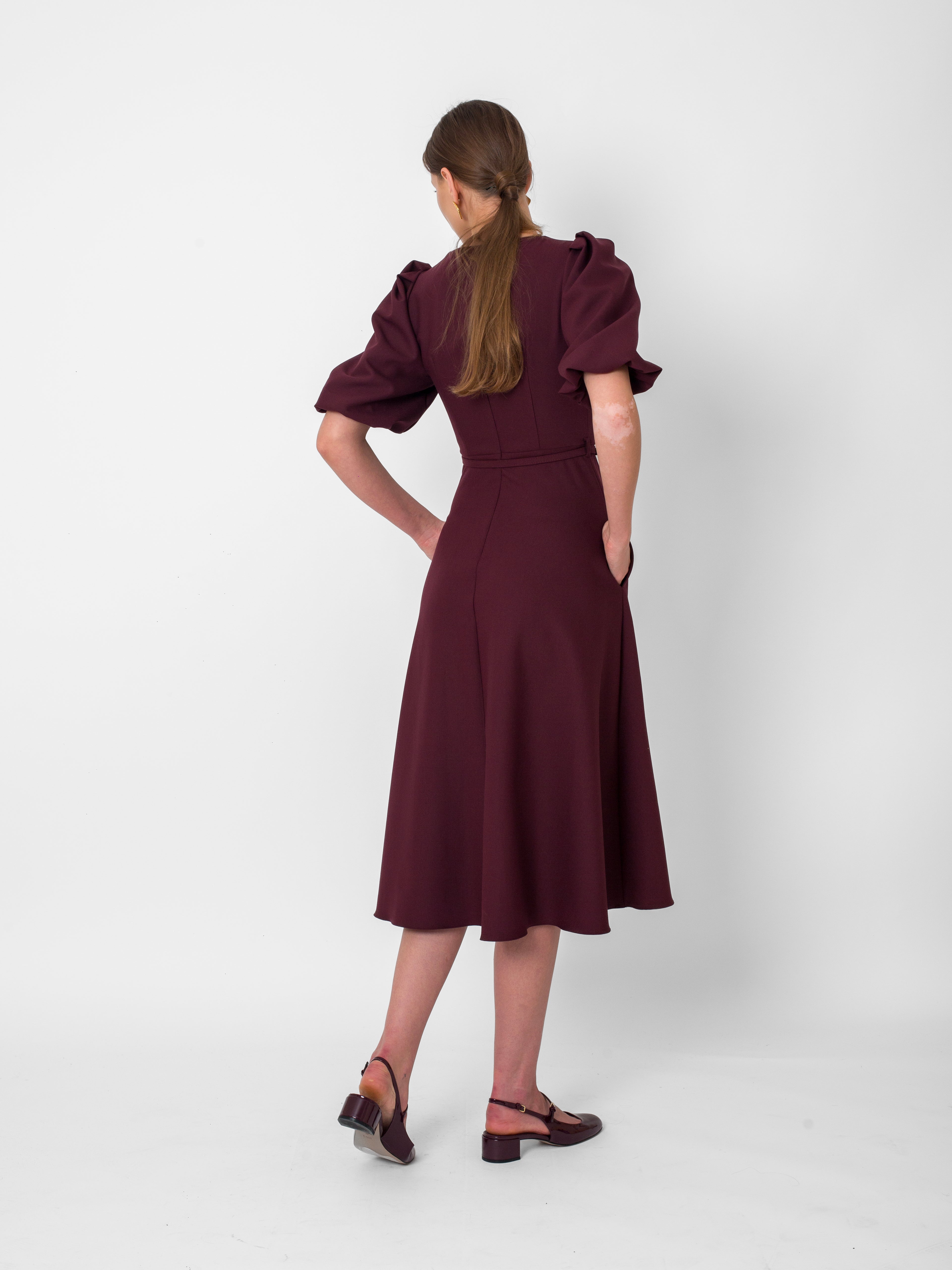 Yuvarlak Yaka Önü Düğme Detaylı Kısa Kollu Kemerli Elbise