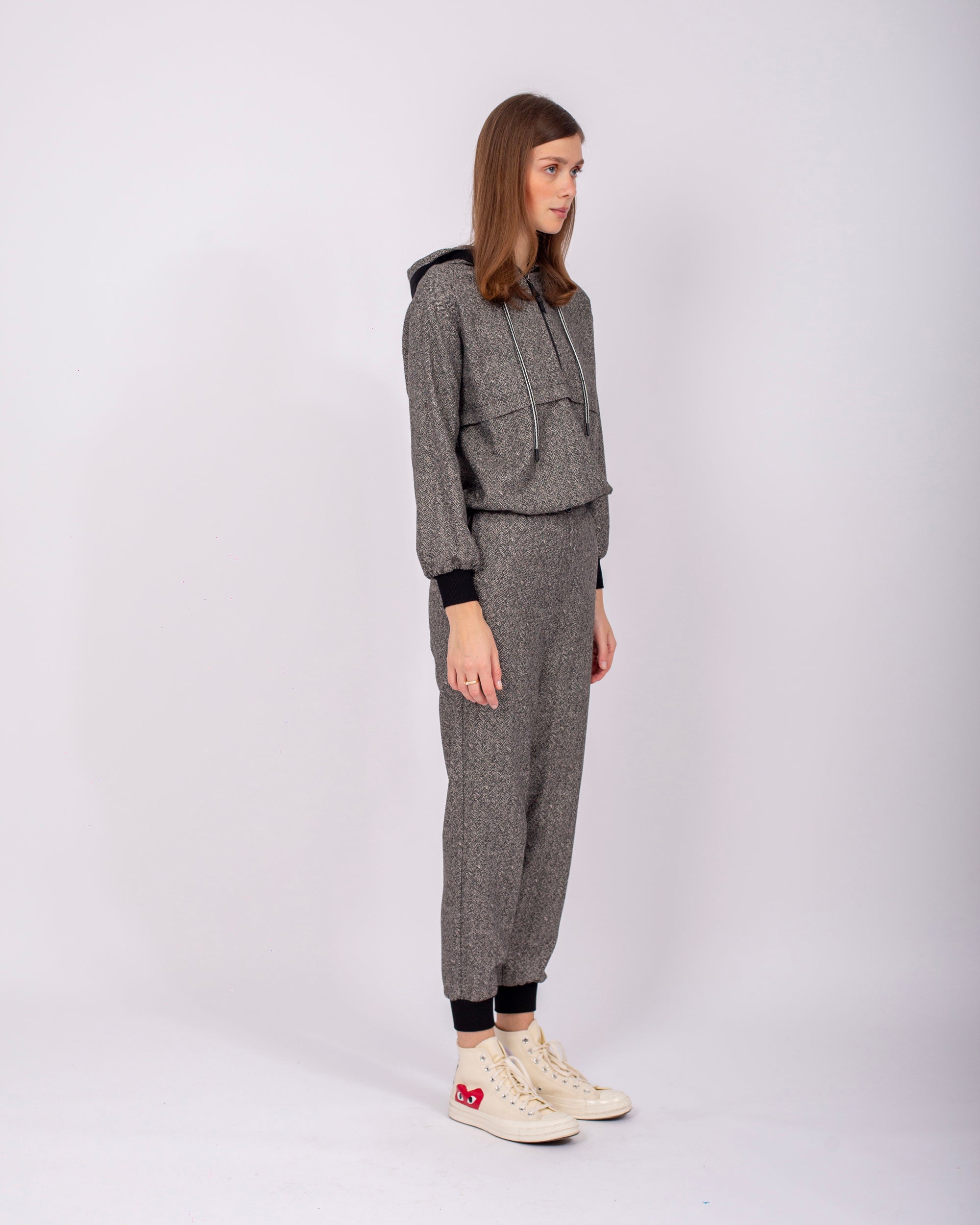 Önü Yarım Fermuarlı, Eteği ve Kolları Lastikli, Kapüşonlu Eşofman Takım