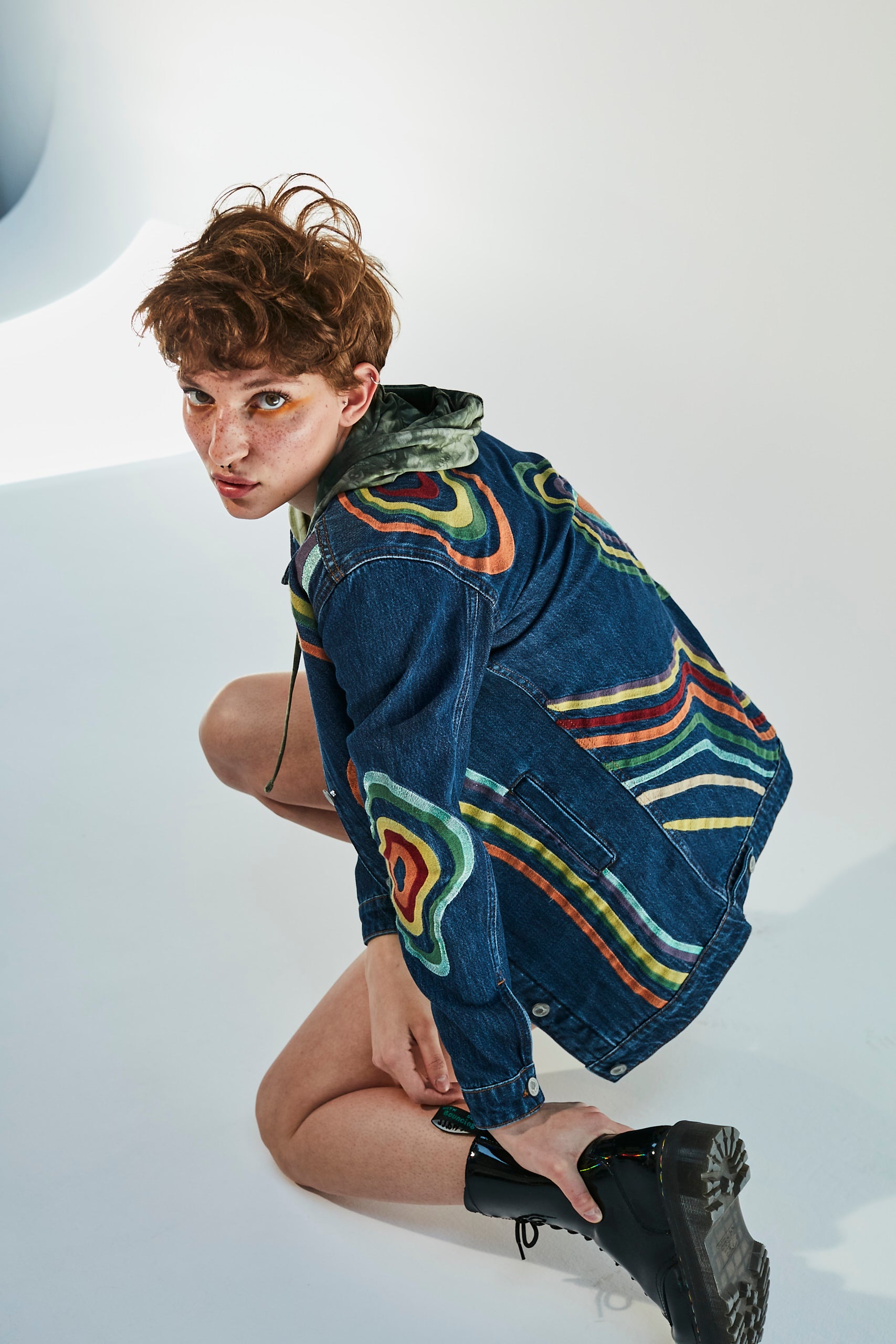 Ön ve Arka Geometrik Renkli Nakış İşlemeli Ceket