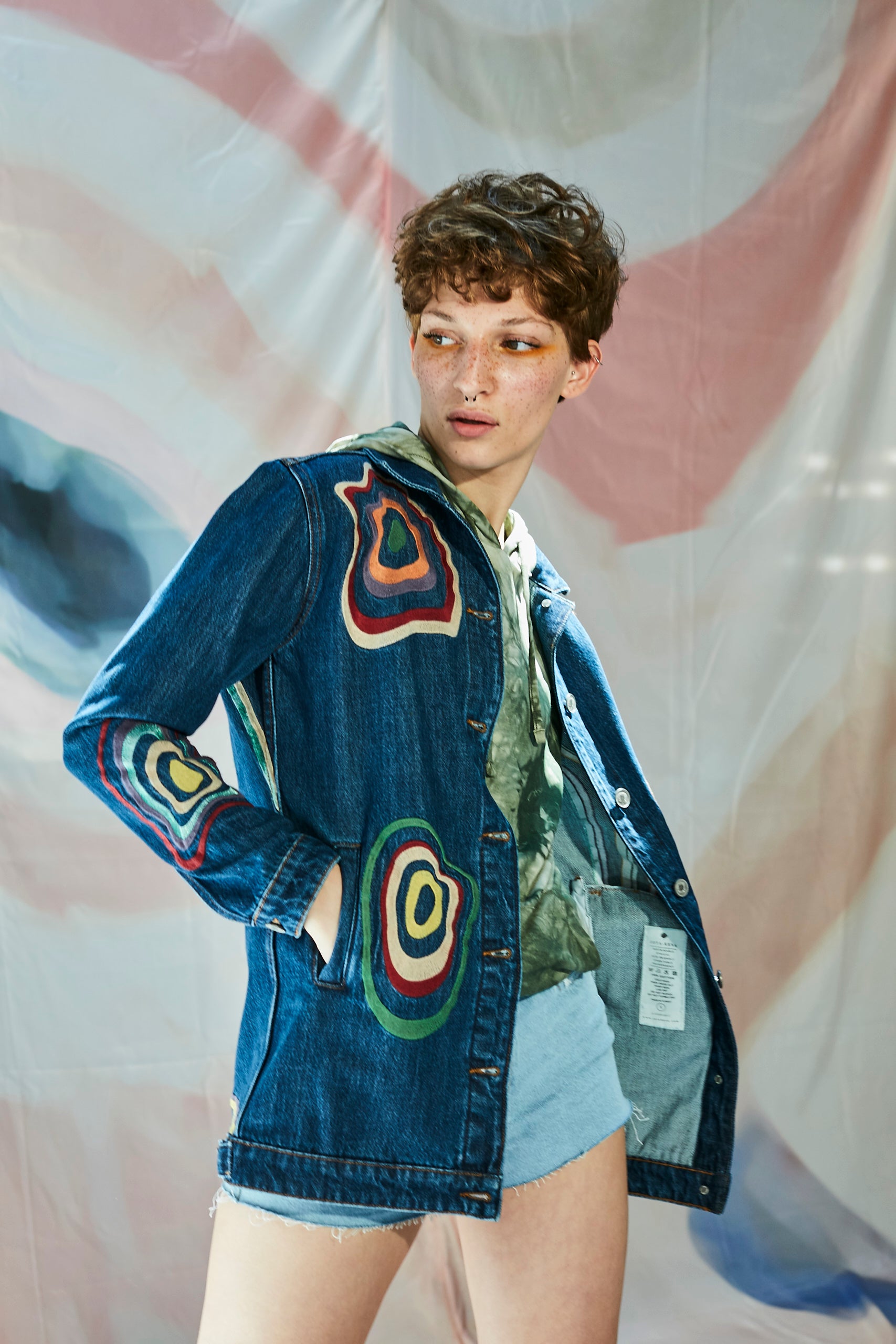 Ön ve Arka Geometrik Renkli Nakış İşlemeli Ceket