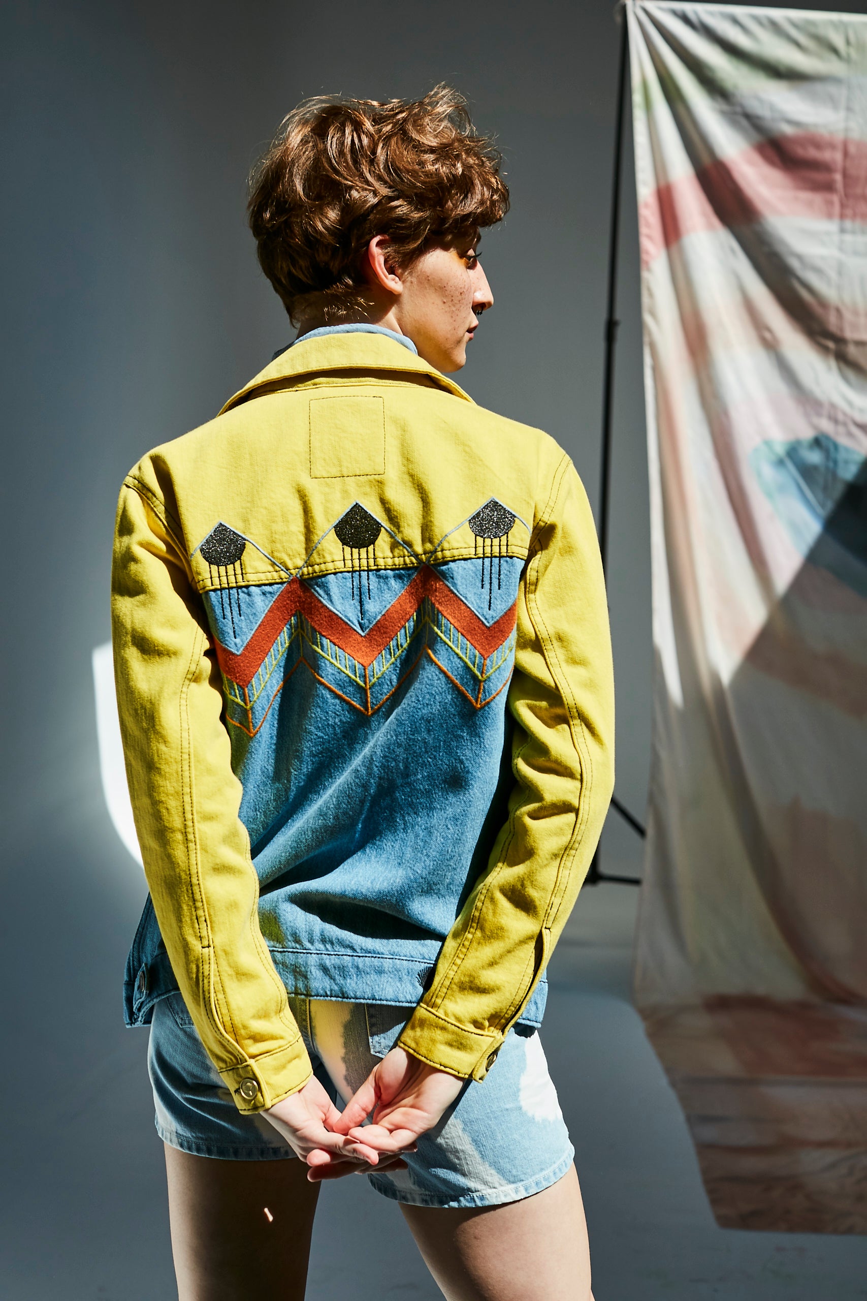 Arkası Geometrik Nakış İşlemeli Ceket