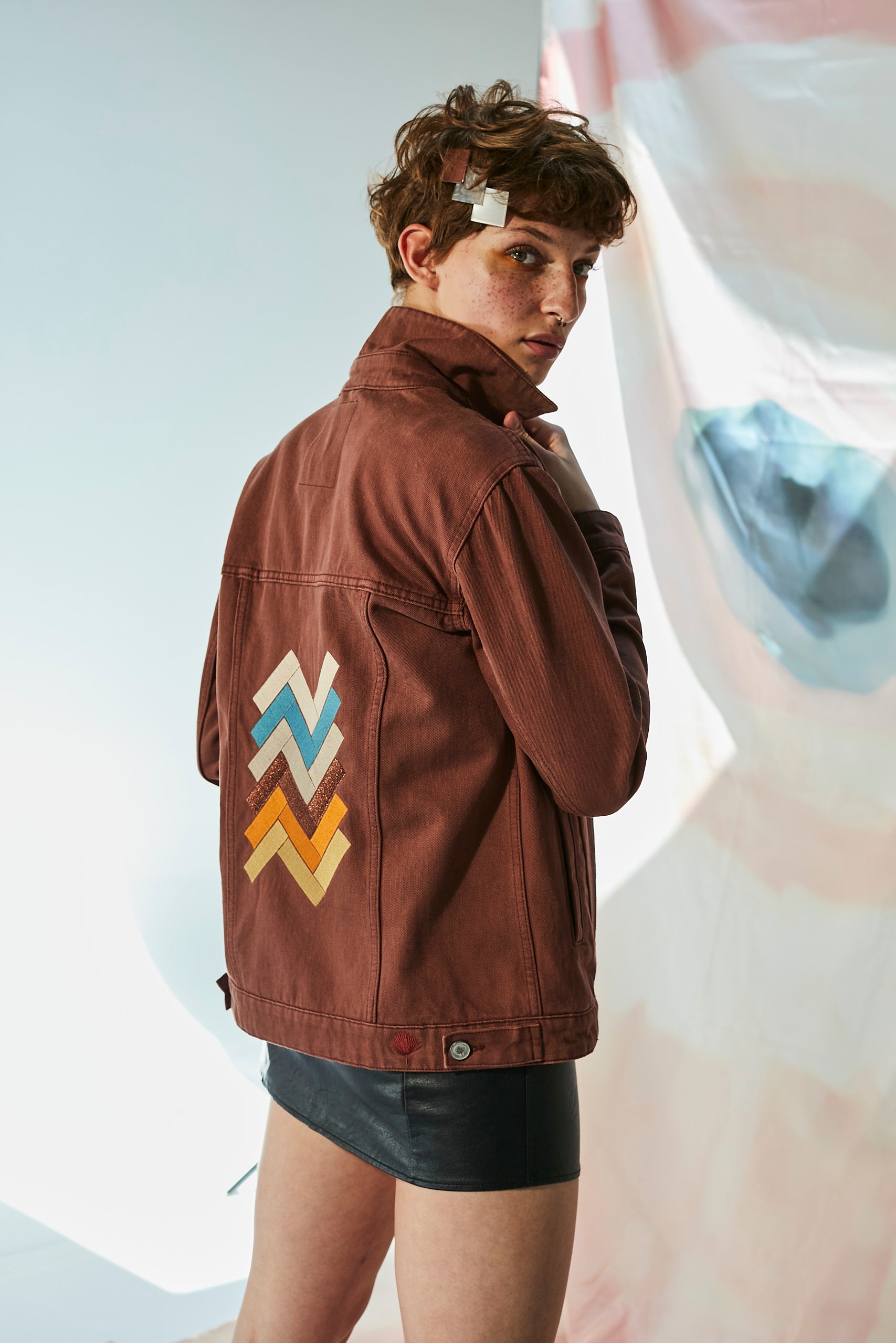 Arka Geometrik Nakış İşlemeli Uzun Ceket