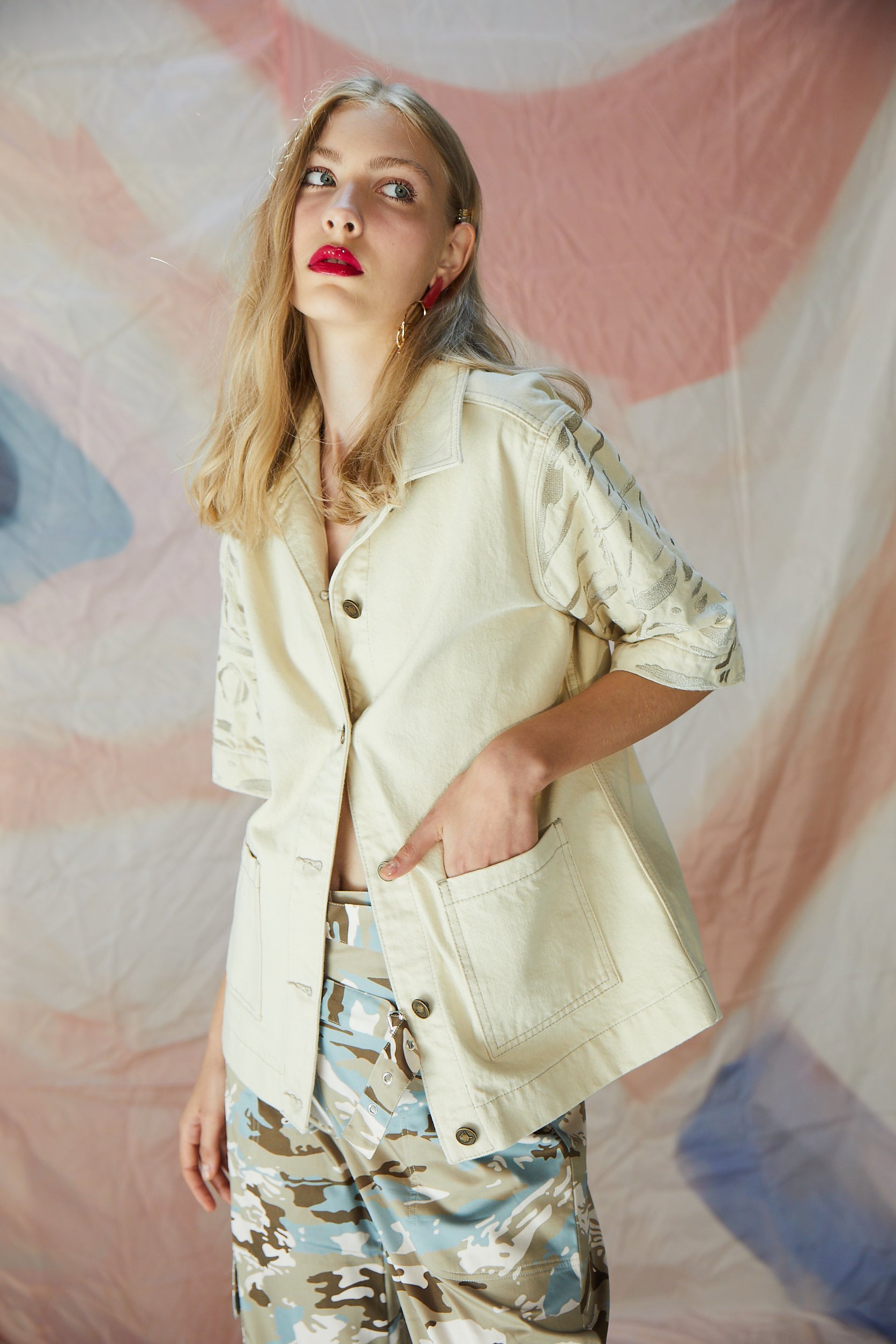 Kolları Nakış Detaylı ve Ön Cep Detaylı Kolları Dirsek Boy Ceket