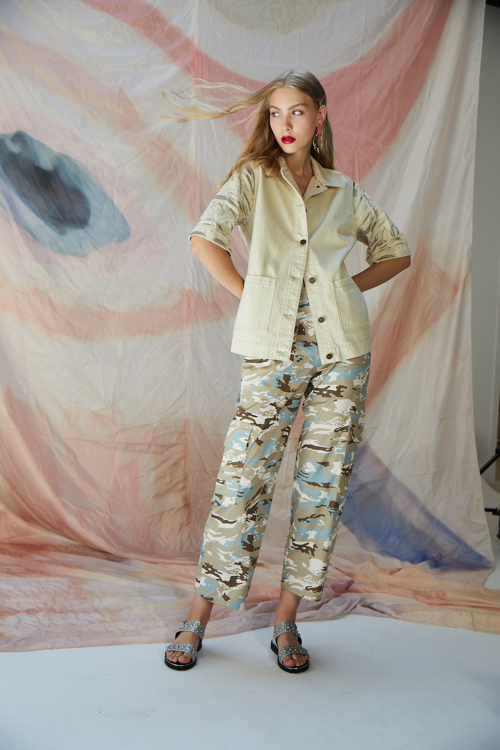 Kolları Nakış Detaylı ve Ön Cep Detaylı Kolları Dirsek Boy Ceket