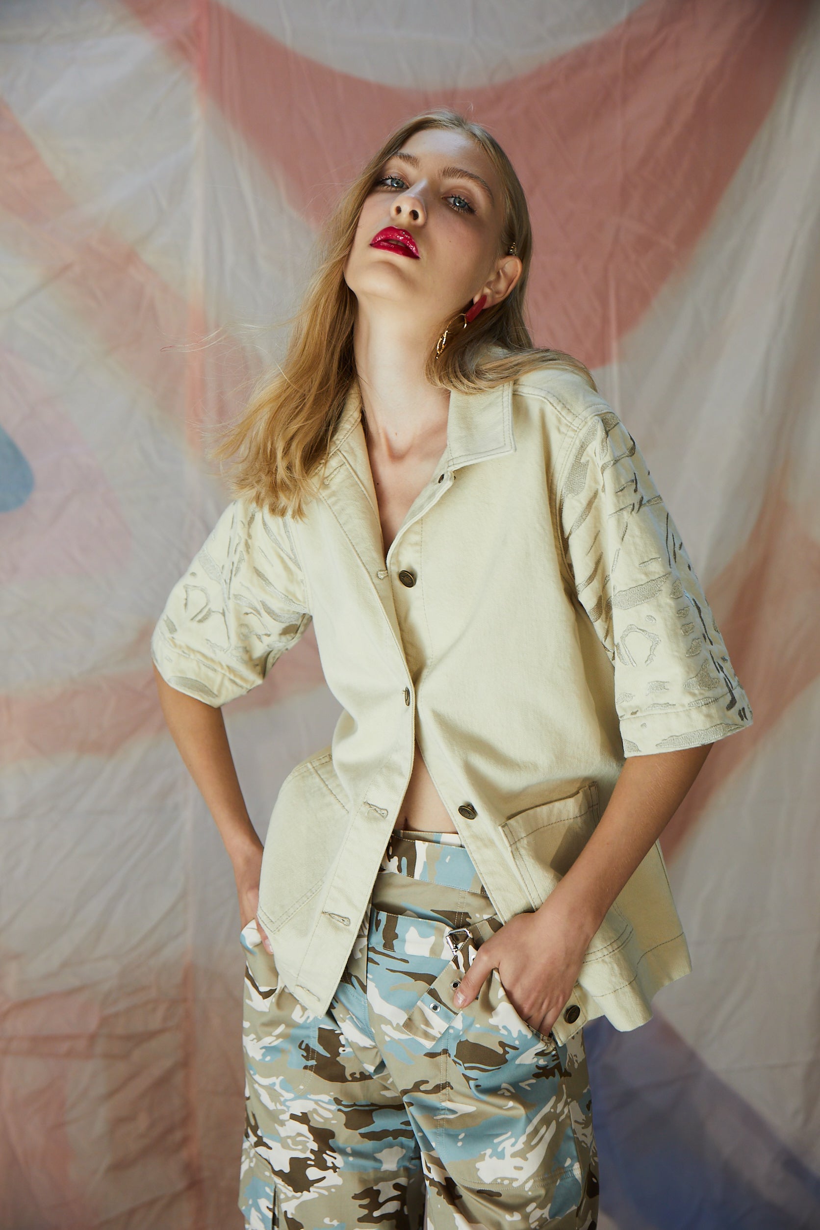 Kolları Nakış Detaylı ve Ön Cep Detaylı Kolları Dirsek Boy Ceket