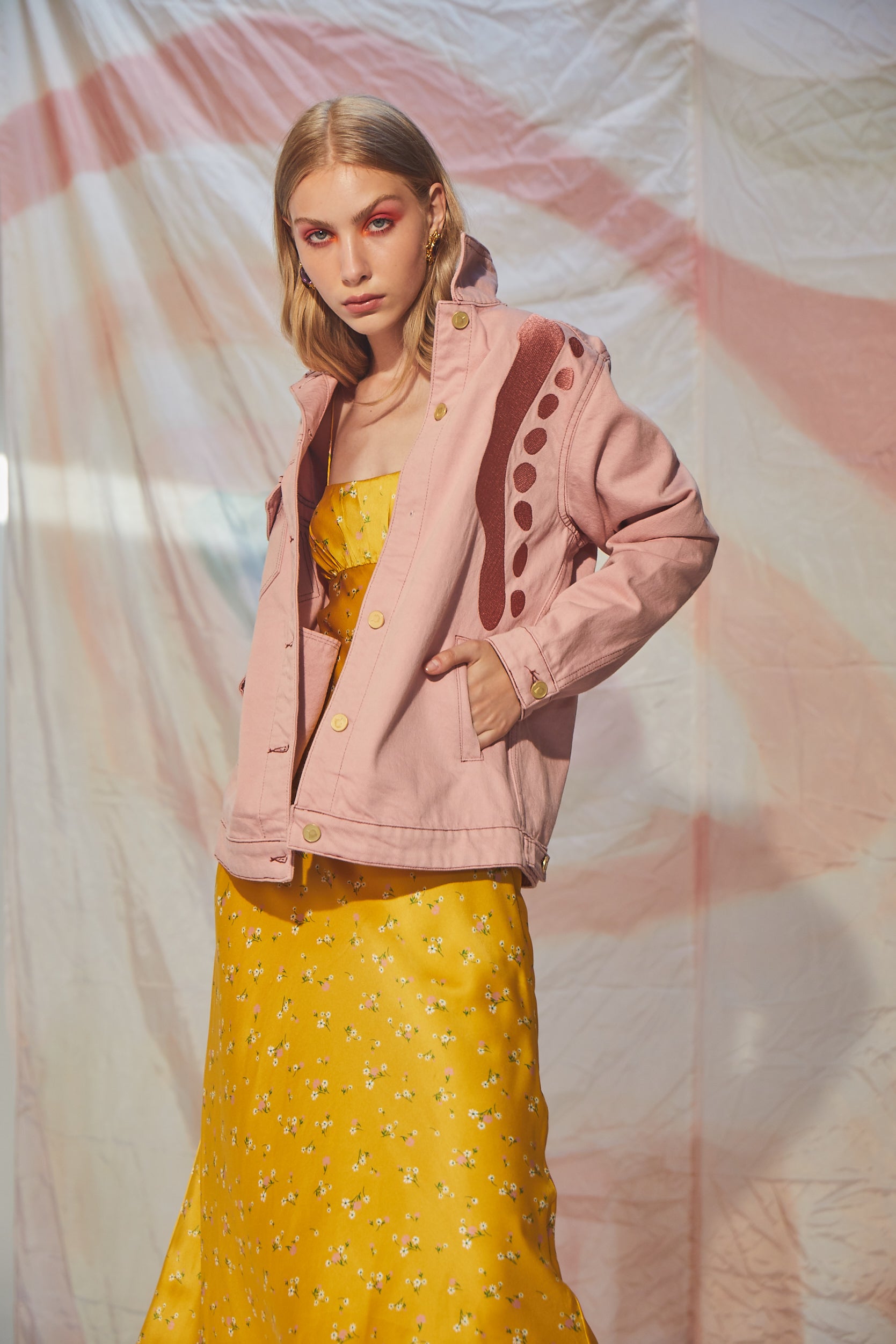 Ön ve Arka Geometrik Nakış İşlemeli Ceket