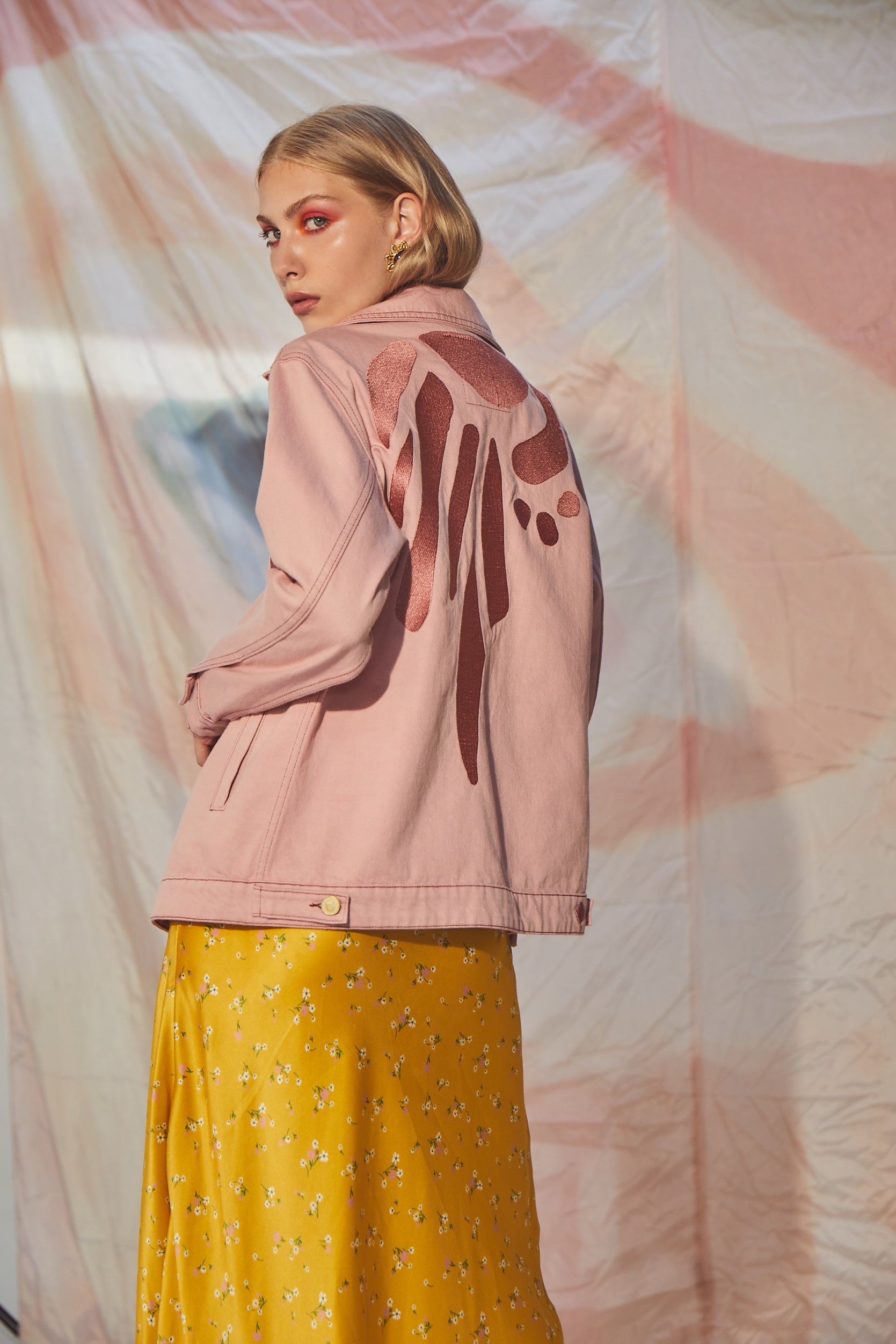 Ön ve Arka Geometrik Nakış İşlemeli Ceket