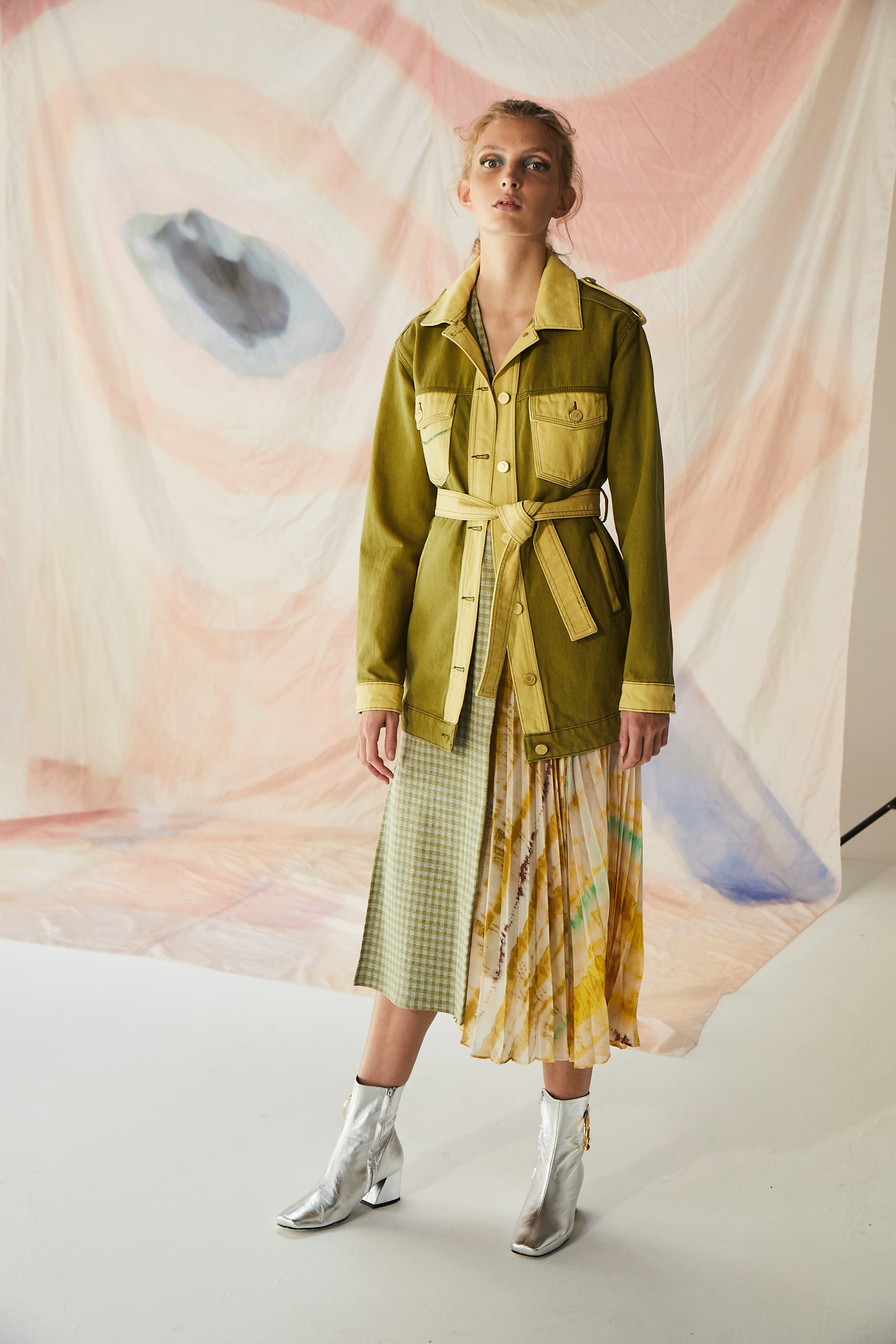 Dügme Detaylı Kuşaklı Trençkot Ceket