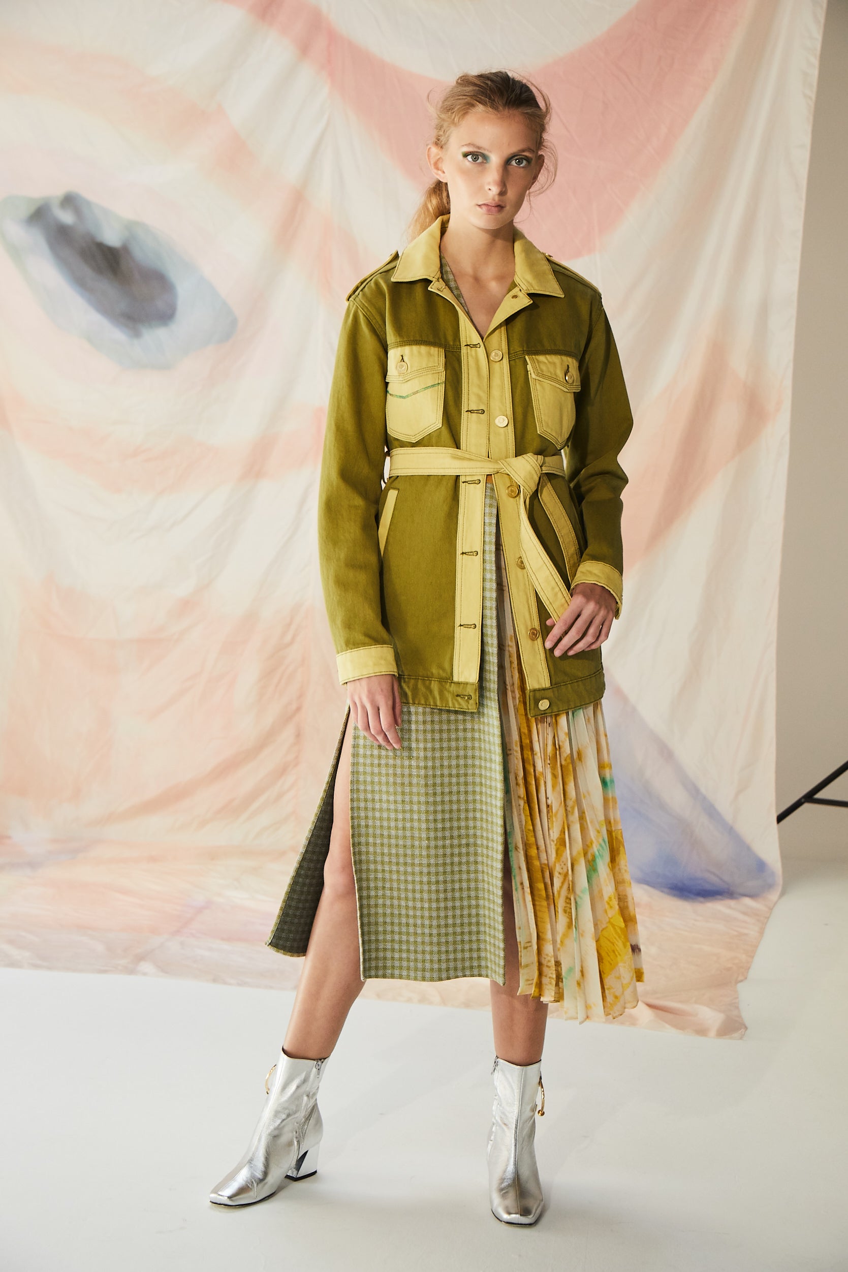 Dügme Detaylı Kuşaklı Trençkot Ceket