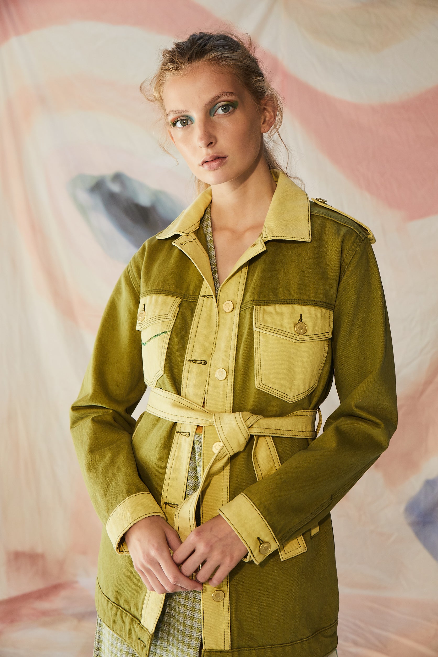 Dügme Detaylı Kuşaklı Trençkot Ceket