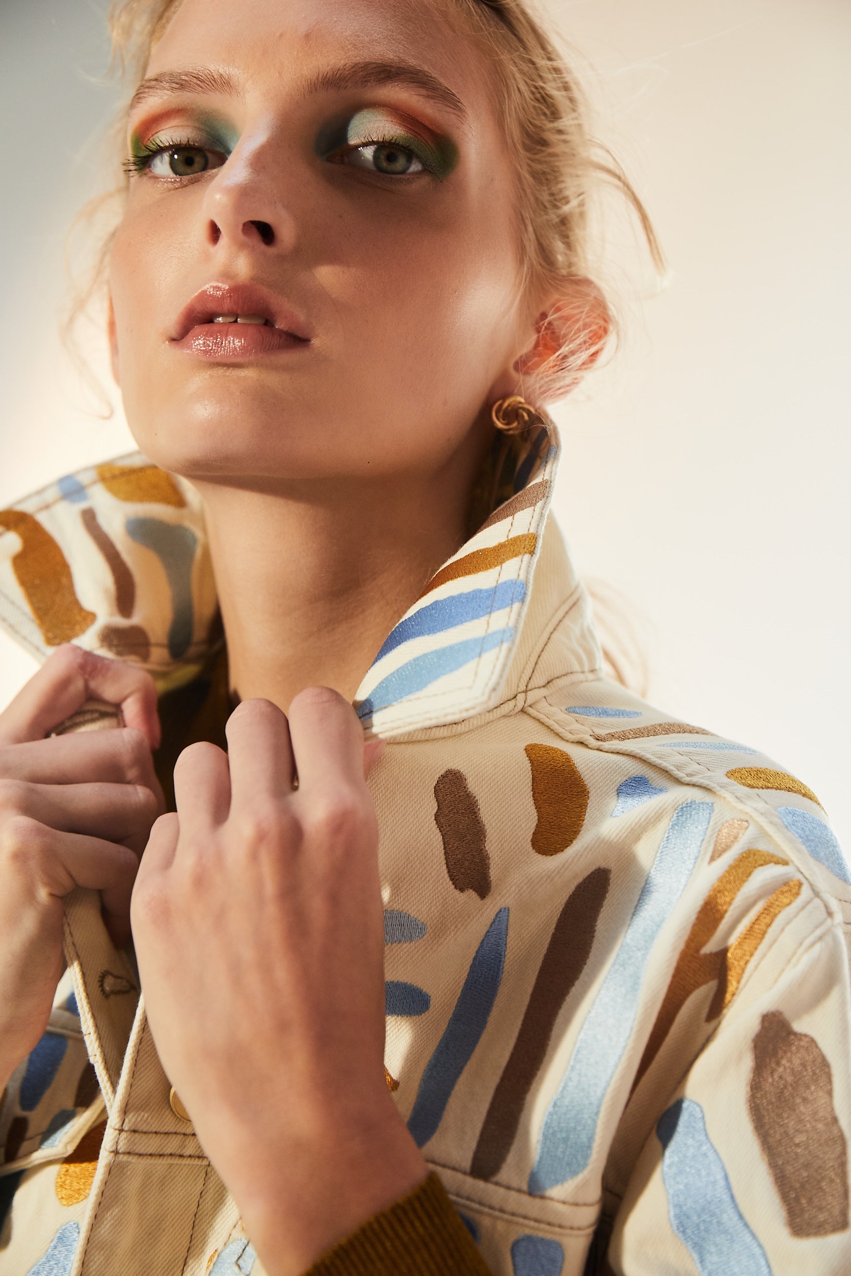 Ön Ve Arka Mavi-Sarı Geometrik Nakışlı  Ceket