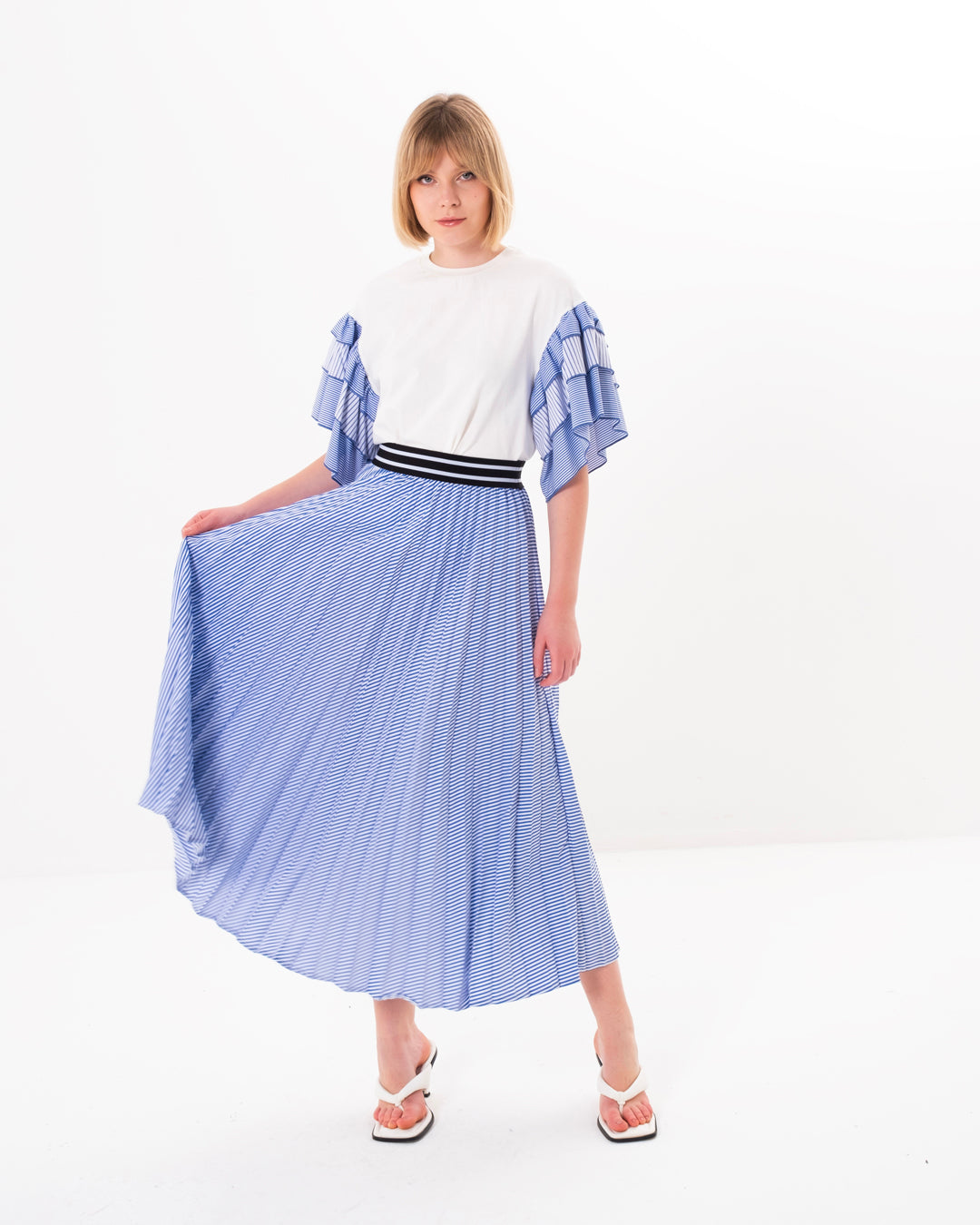 Yuvarlak Yaka Kolları Fırfırlı Bluz - Etek Takım