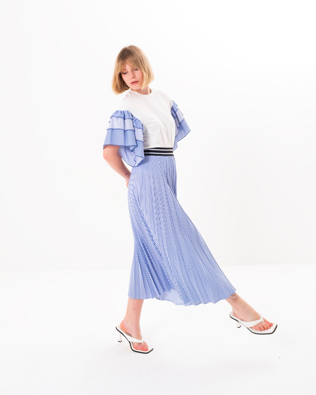 Yuvarlak Yaka Kolları Fırfırlı Bluz - Etek Takım