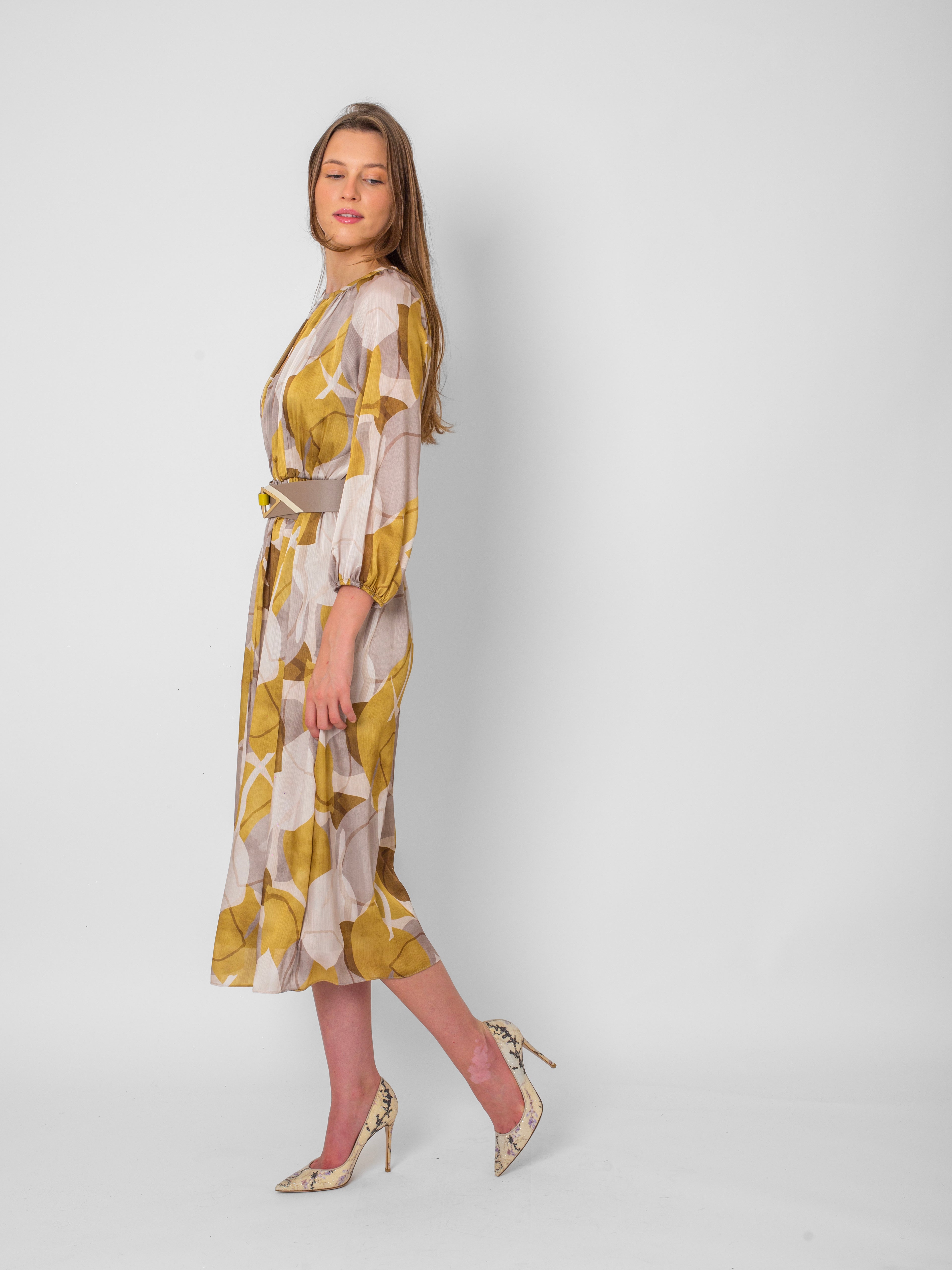 Yuvarlak Yaka Baskı Detaylı Kolları Büzgülü Kemerli Elbise