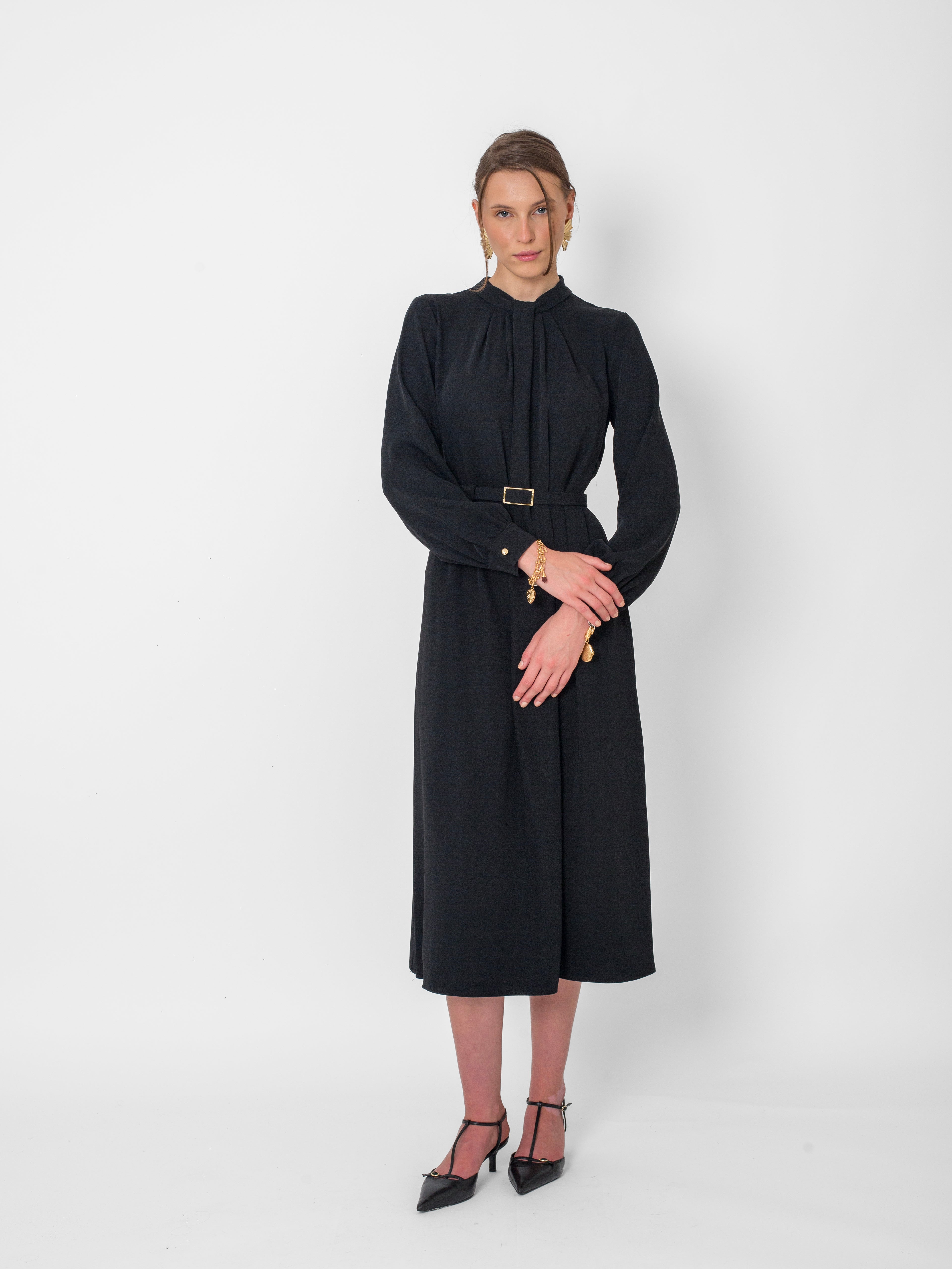 Yuvarlak Yaka, Yaka Detaylı Kemerli Elbise