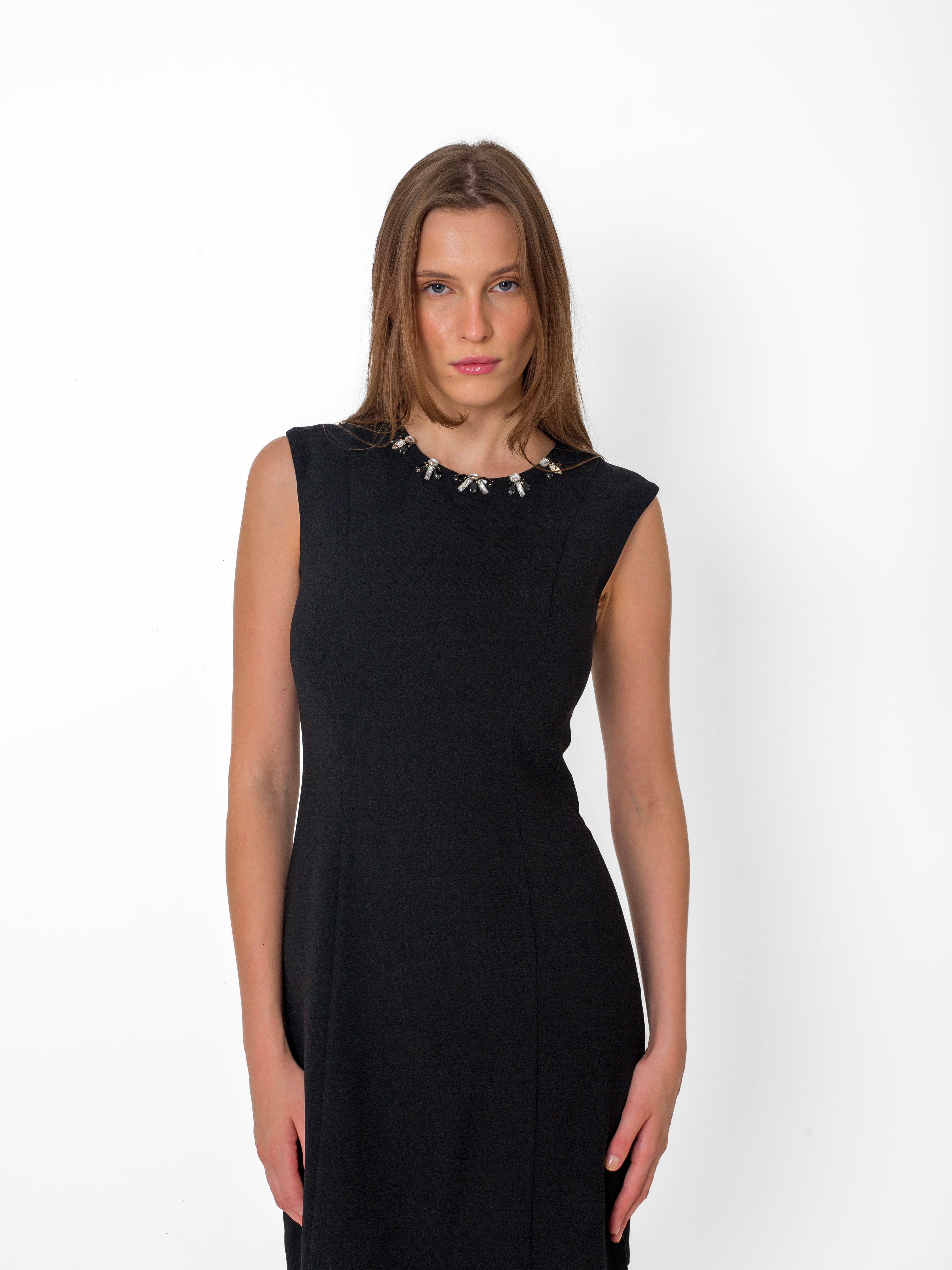 Yuvarlak Yaka, Yakası Taş Detaylı Kolsuz Elbise