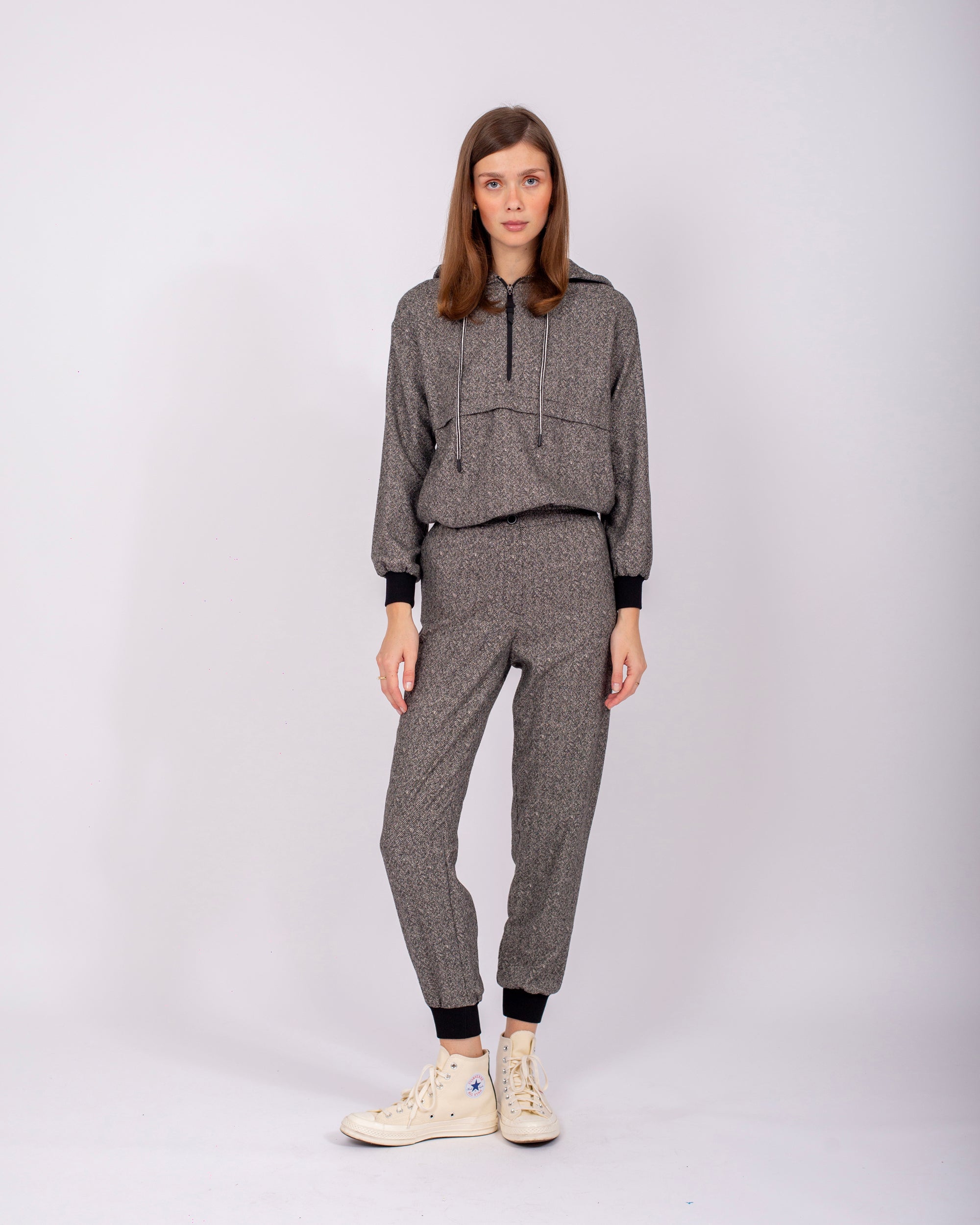 Önü Yarım Fermuarlı, Eteği ve Kolları Lastikli, Kapüşonlu Eşofman Takım