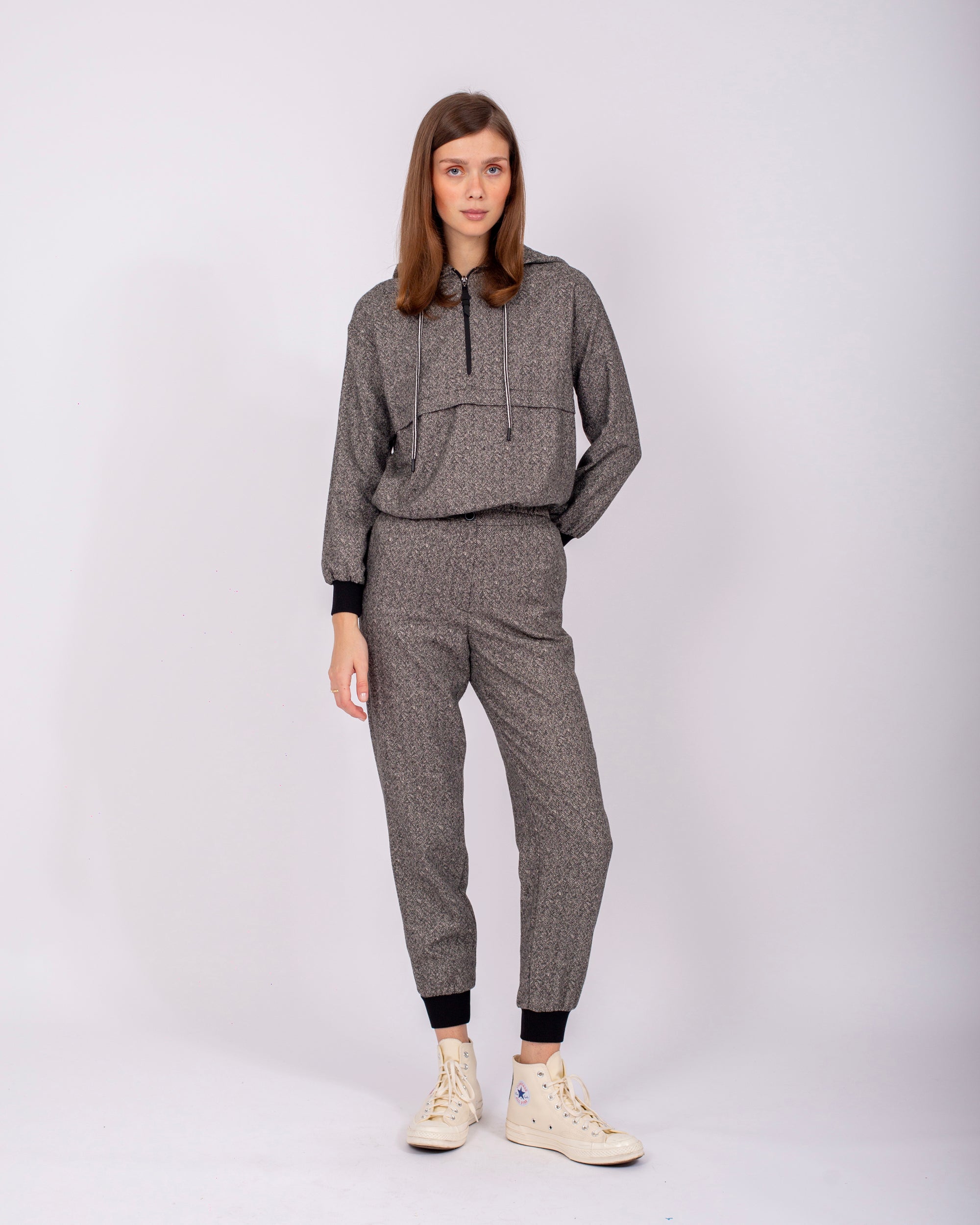 Önü Yarım Fermuarlı, Eteği ve Kolları Lastikli, Kapüşonlu Eşofman Takım