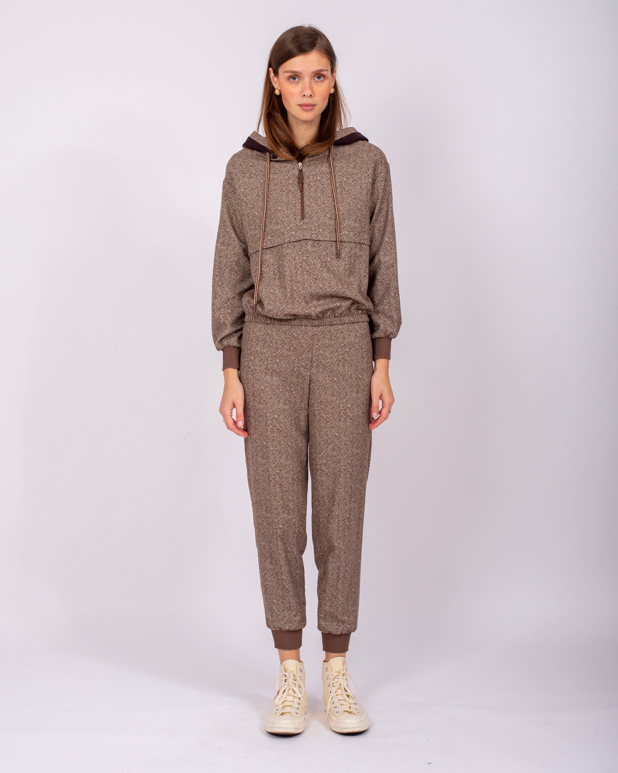 Önü Yarım Fermuarlı, Eteği ve Kolları Lastikli, Kapüşonlu Eşofman Takım