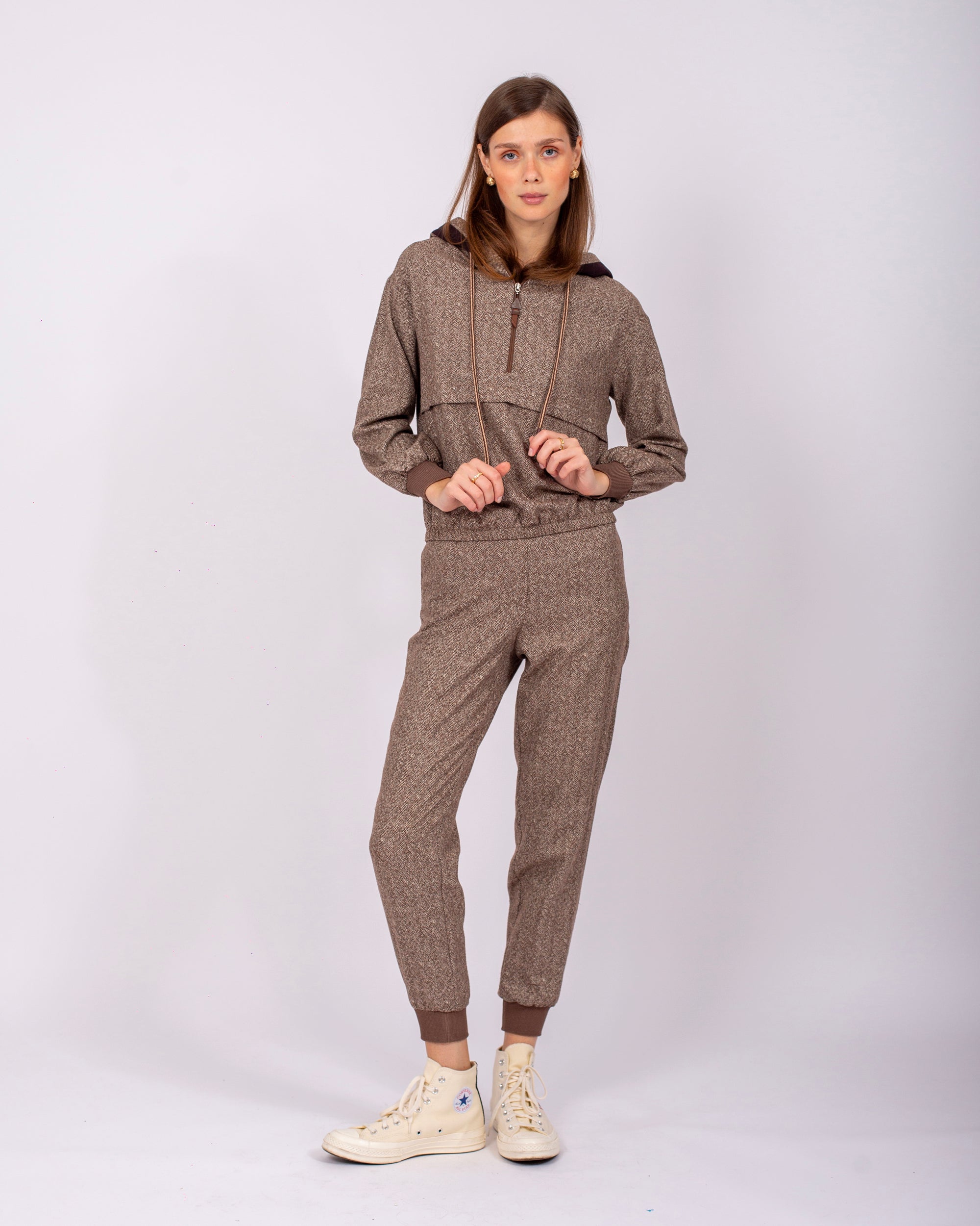 Önü Yarım Fermuarlı, Eteği ve Kolları Lastikli, Kapüşonlu Eşofman Takım