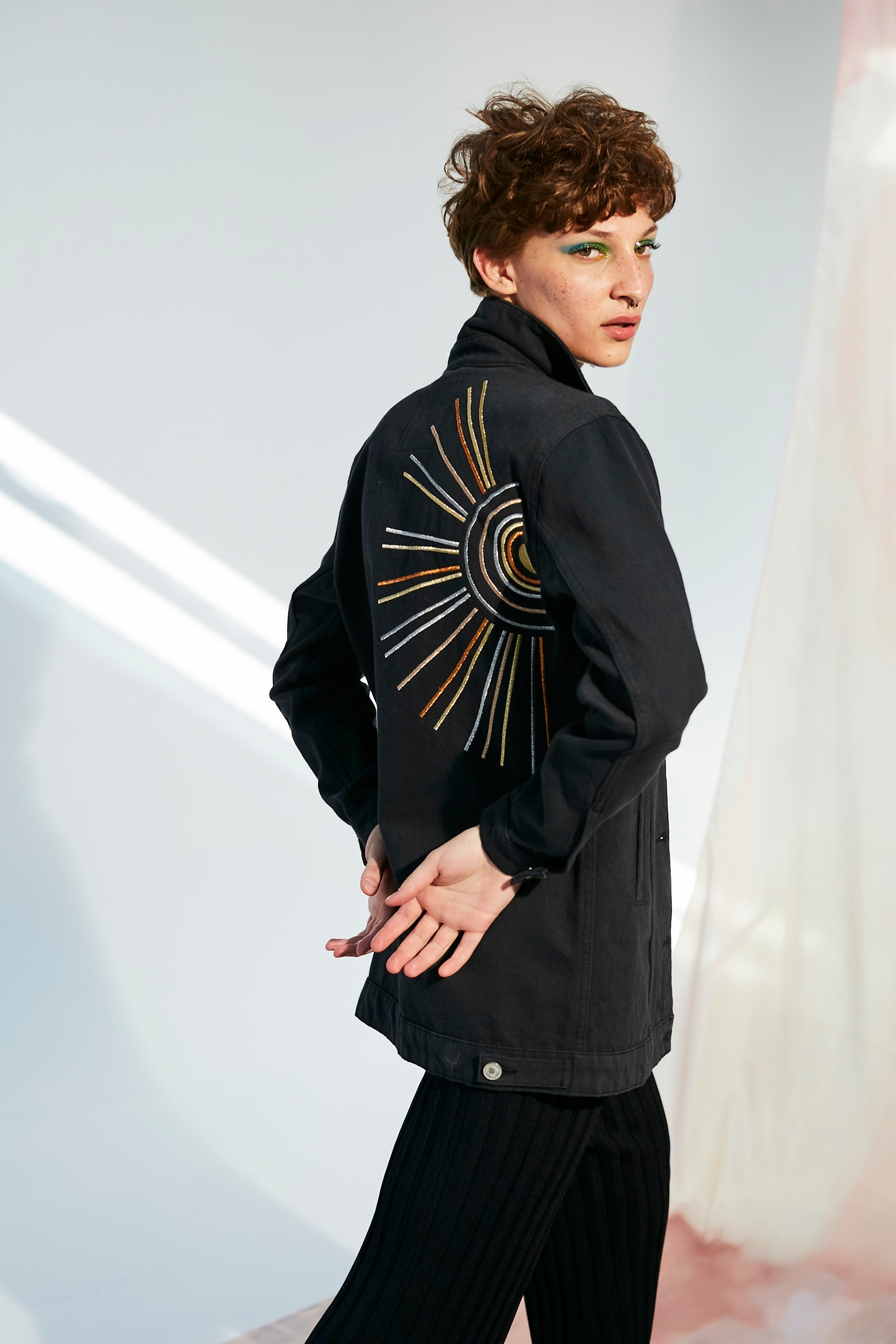 Arka Geometrik Nakış İşlemeli Uzun Ceket