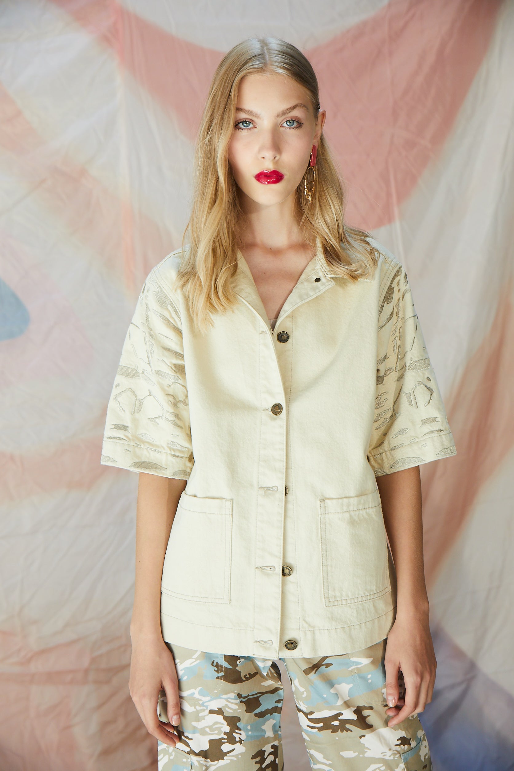 Kolları Nakış Detaylı ve Ön Cep Detaylı Kolları Dirsek Boy Ceket