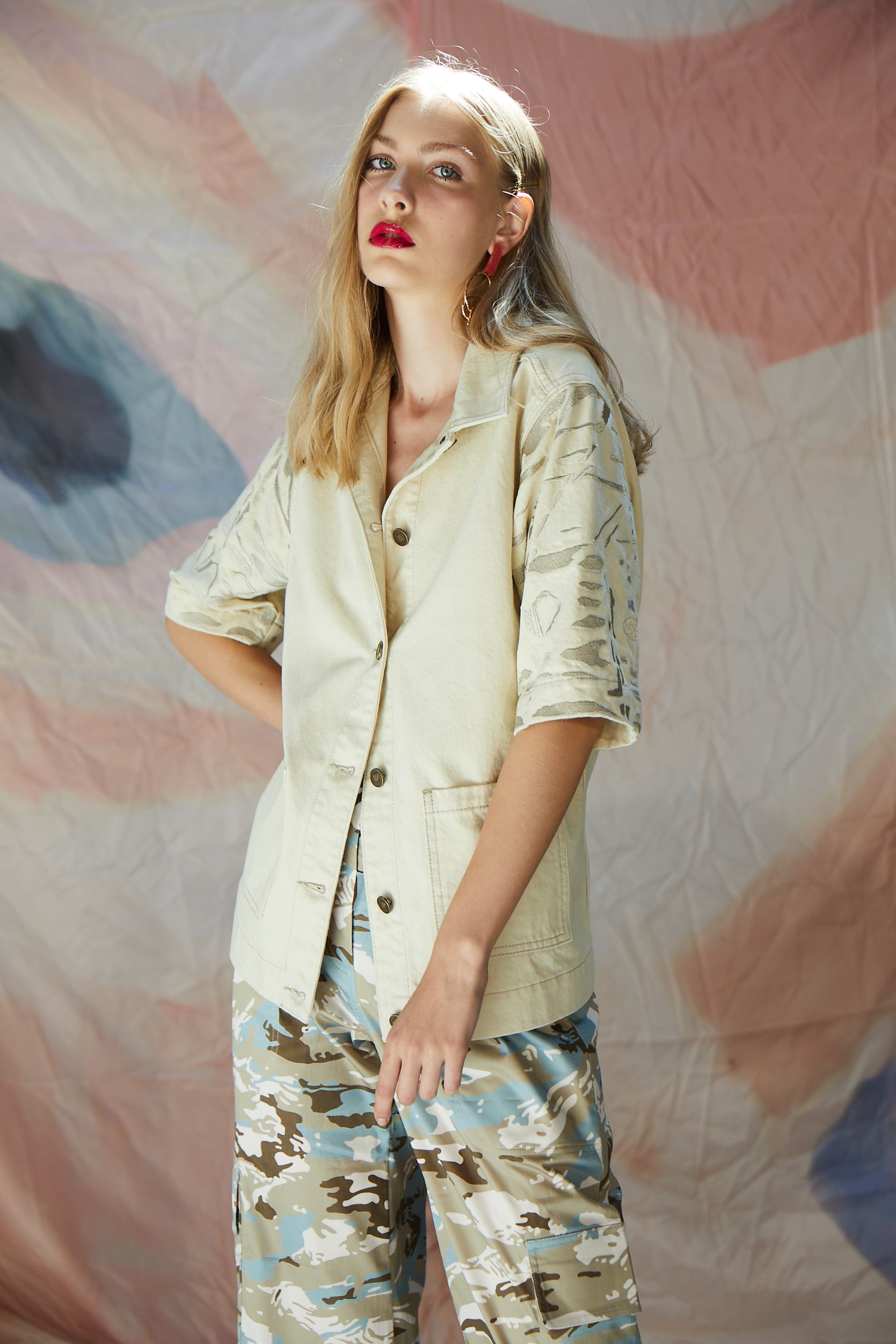 Kolları Nakış Detaylı ve Ön Cep Detaylı Kolları Dirsek Boy Ceket