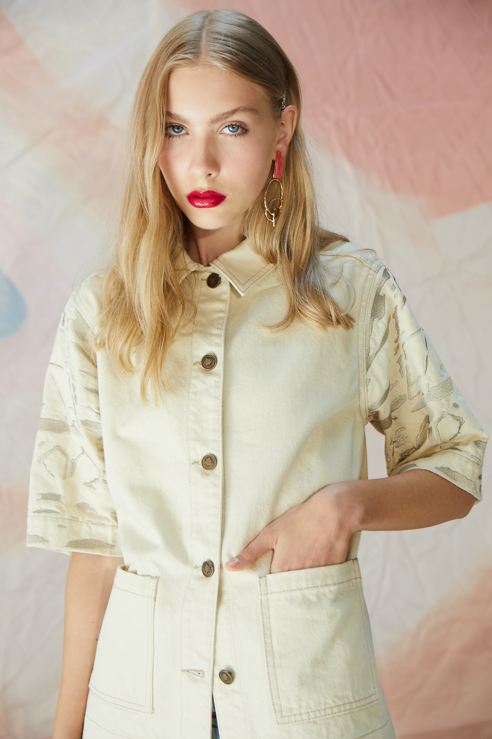 Kolları Nakış Detaylı ve Ön Cep Detaylı Kolları Dirsek Boy Ceket