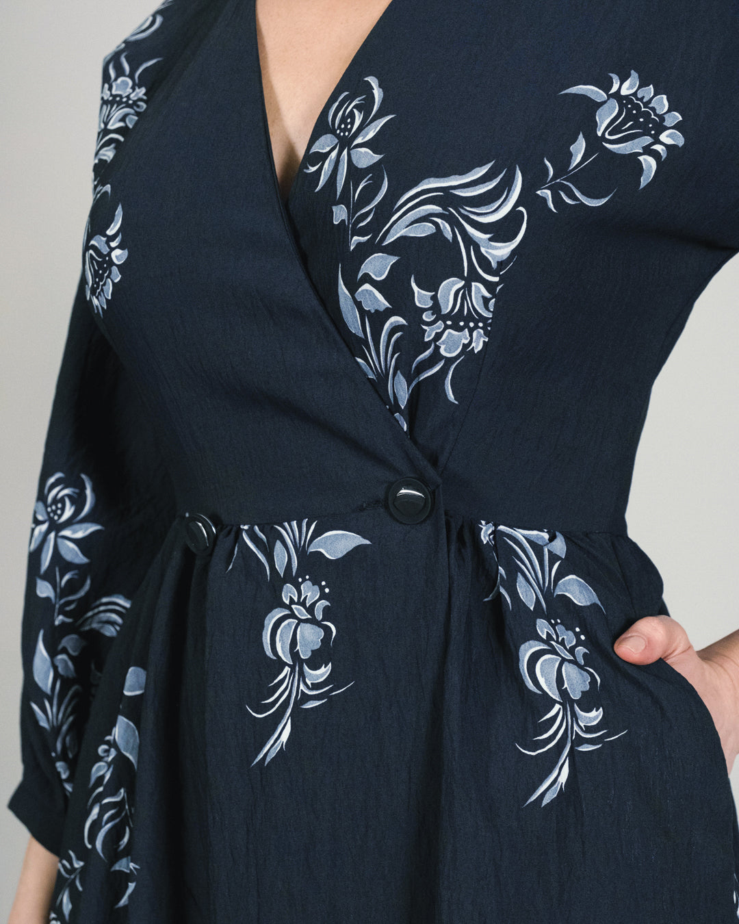 Çiçek Baskılı Önü Düğmeli Önden Komple Yırtmaçlı Elbise